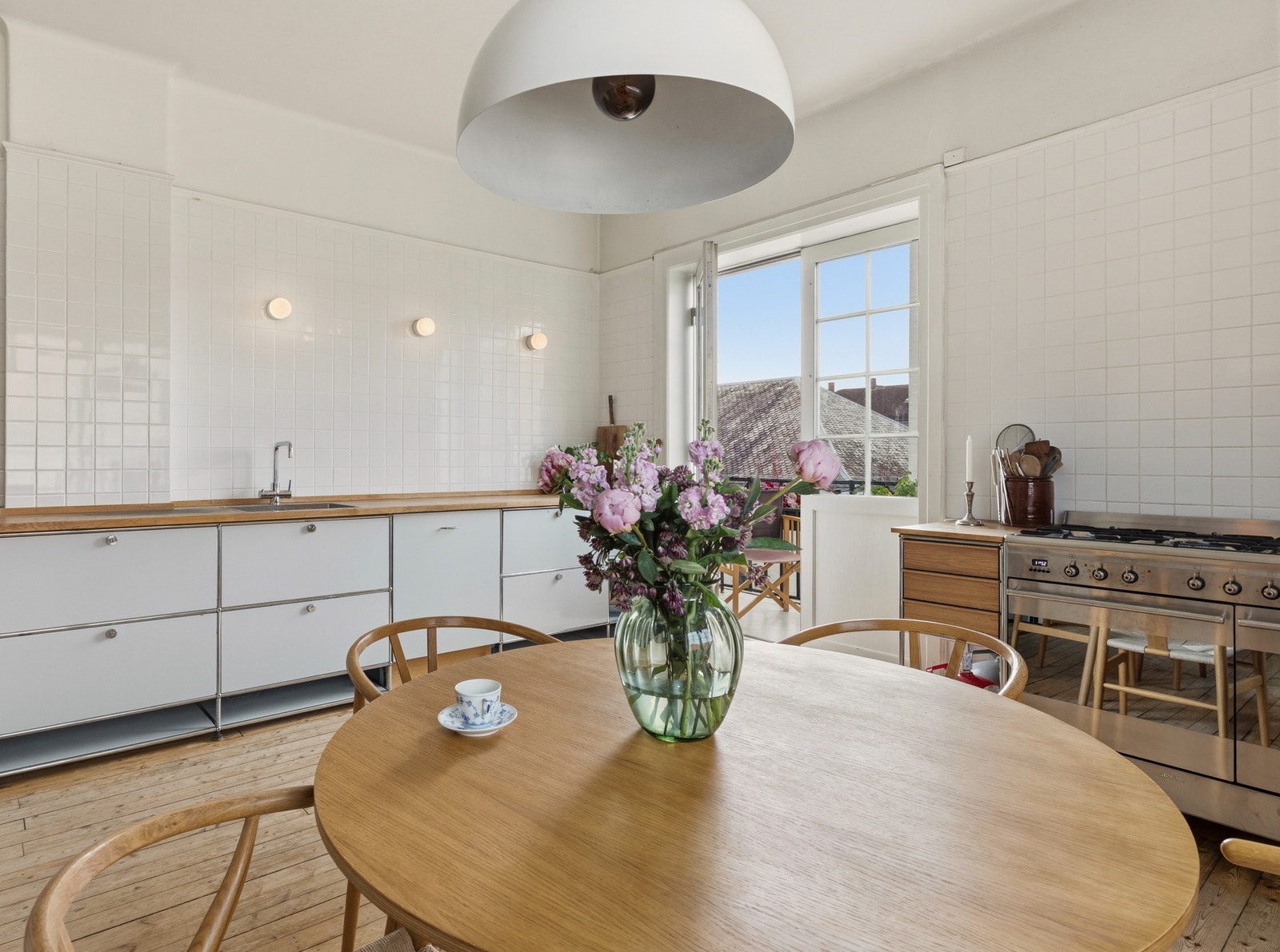 Kjøkkeninnredningen har glatte fronter og her er det rikelig med benkeplass samt gode oppbevaringsmuligheter i underskap. Galleribilde