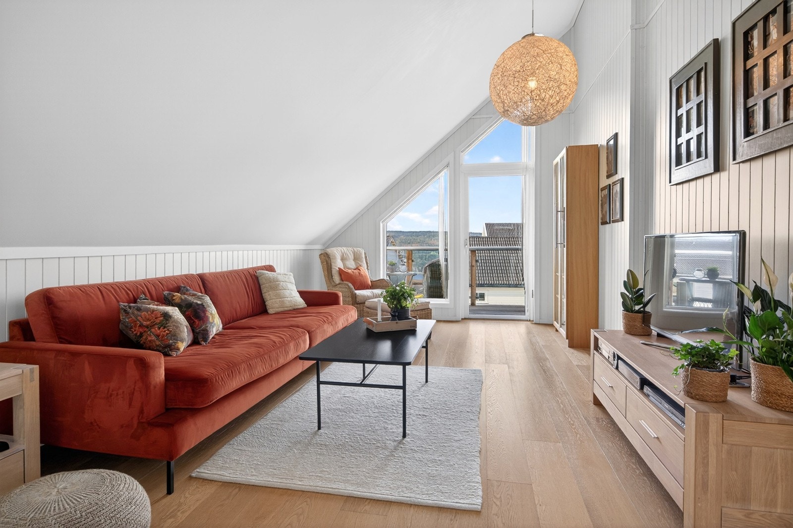 Romslig loftstue med utgang til luftig varanda Galleribilde