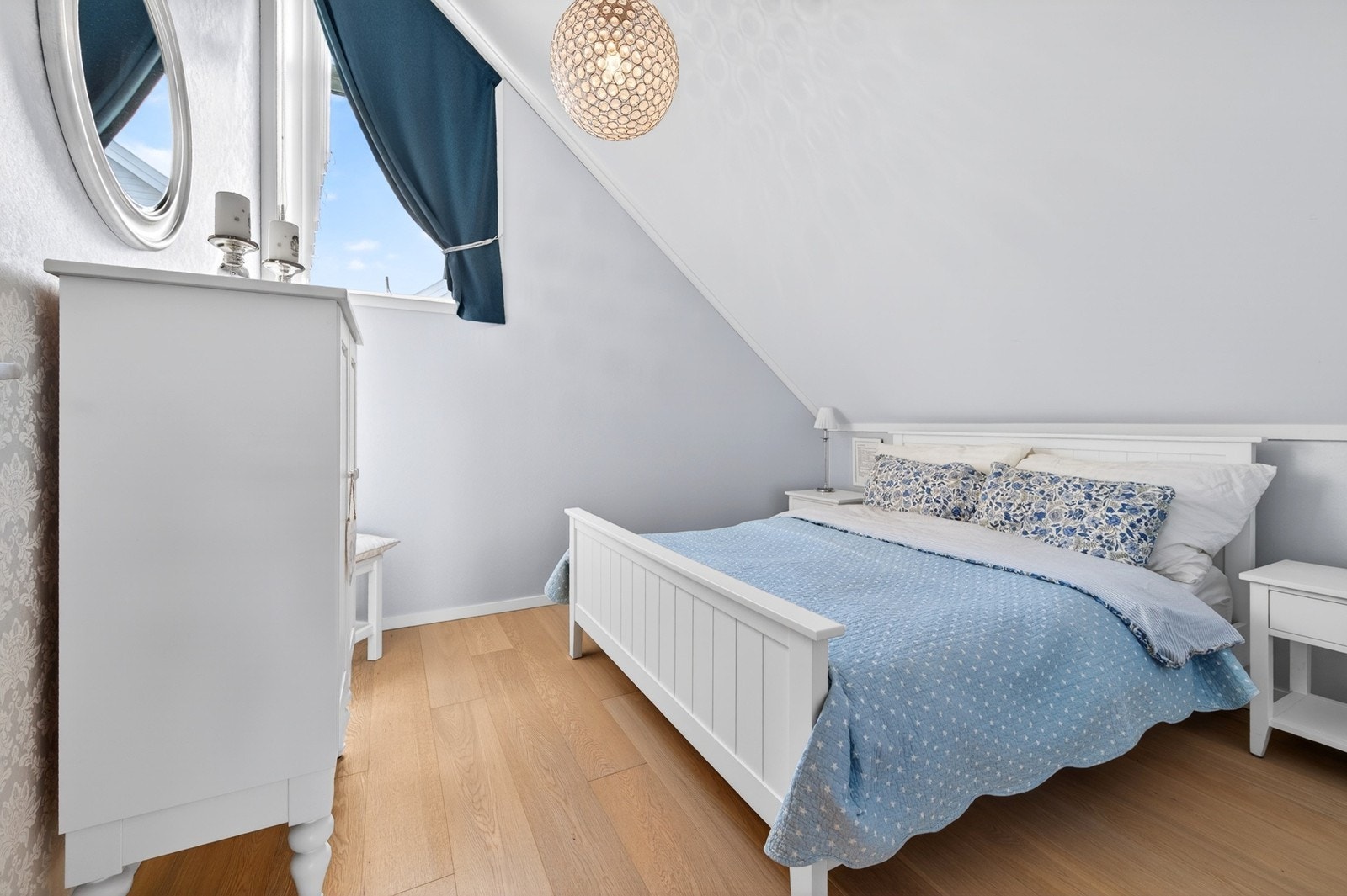 Etasjen er innredet med tre gode soverom Galleribilde