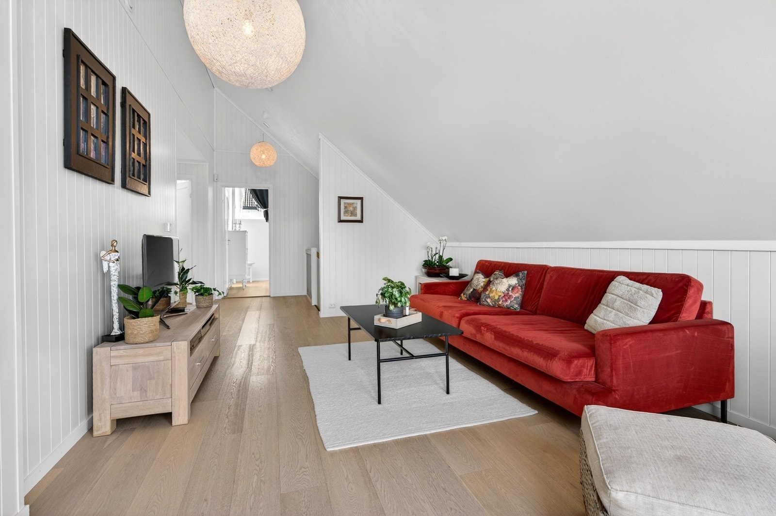 Toppetasjen har luftig himling med skråtak Galleribilde