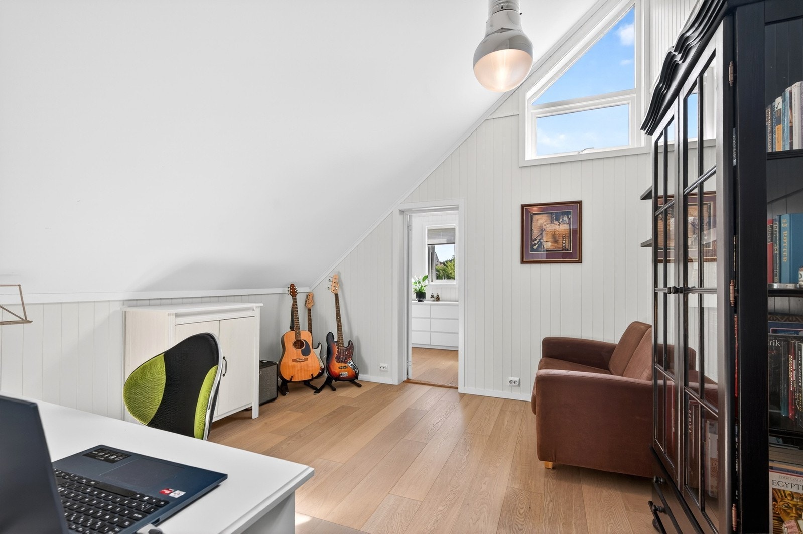 Alle rom har parkettgulv og lyse flater Galleribilde