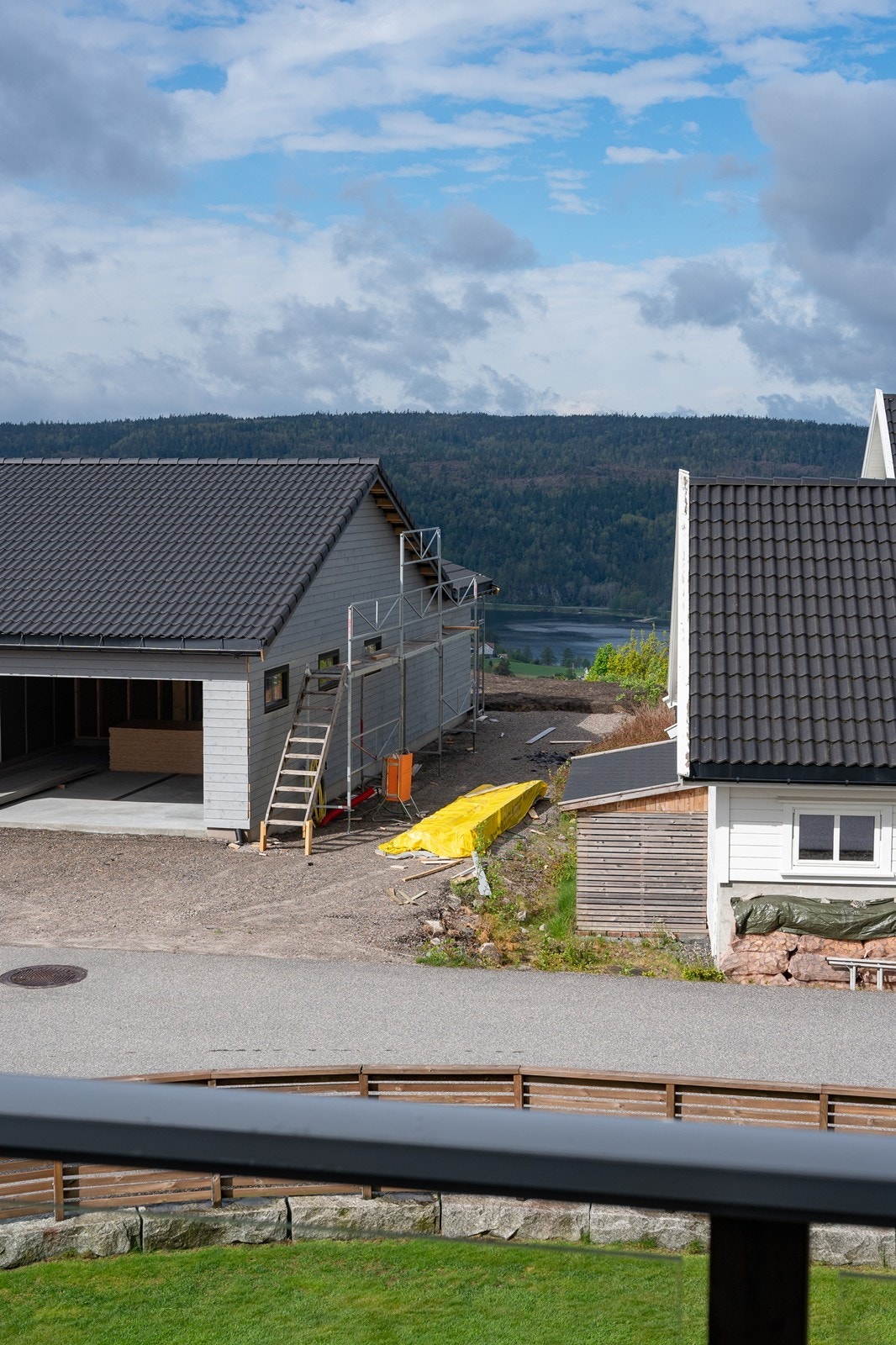 Luftig med gløtt mot fjorden og heiene rundt Galleribilde