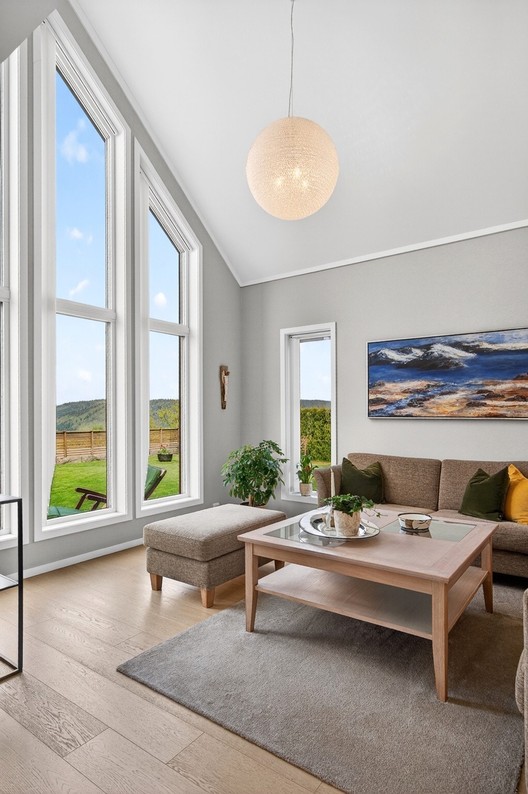 Store vindusflater fra gulv til tak gir rikelig med naturlig lysinnslipp Galleribilde