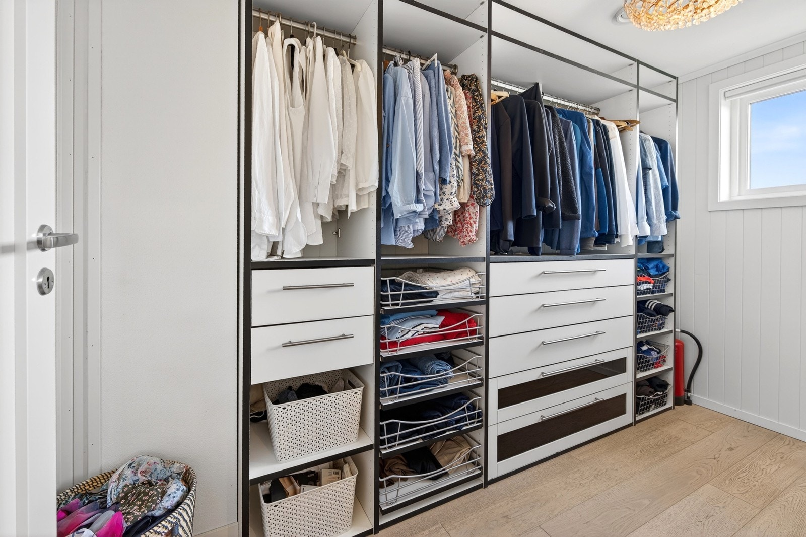 Walk-in garderobe i tilknytning til badet - her er det også oppgang til bortsetningsloft Galleribilde