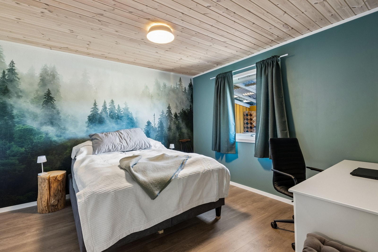 Lyst og delikat soverom med plass til dobbeltseng og tilhørende møblement. Rommet har en lun og moderne atmosfære med stilfull fondvegg og behagelige fargetoner. Godt med naturlig lys fra vindu, som gir en rolig og behagelig ramme for hvile. Galleribilde