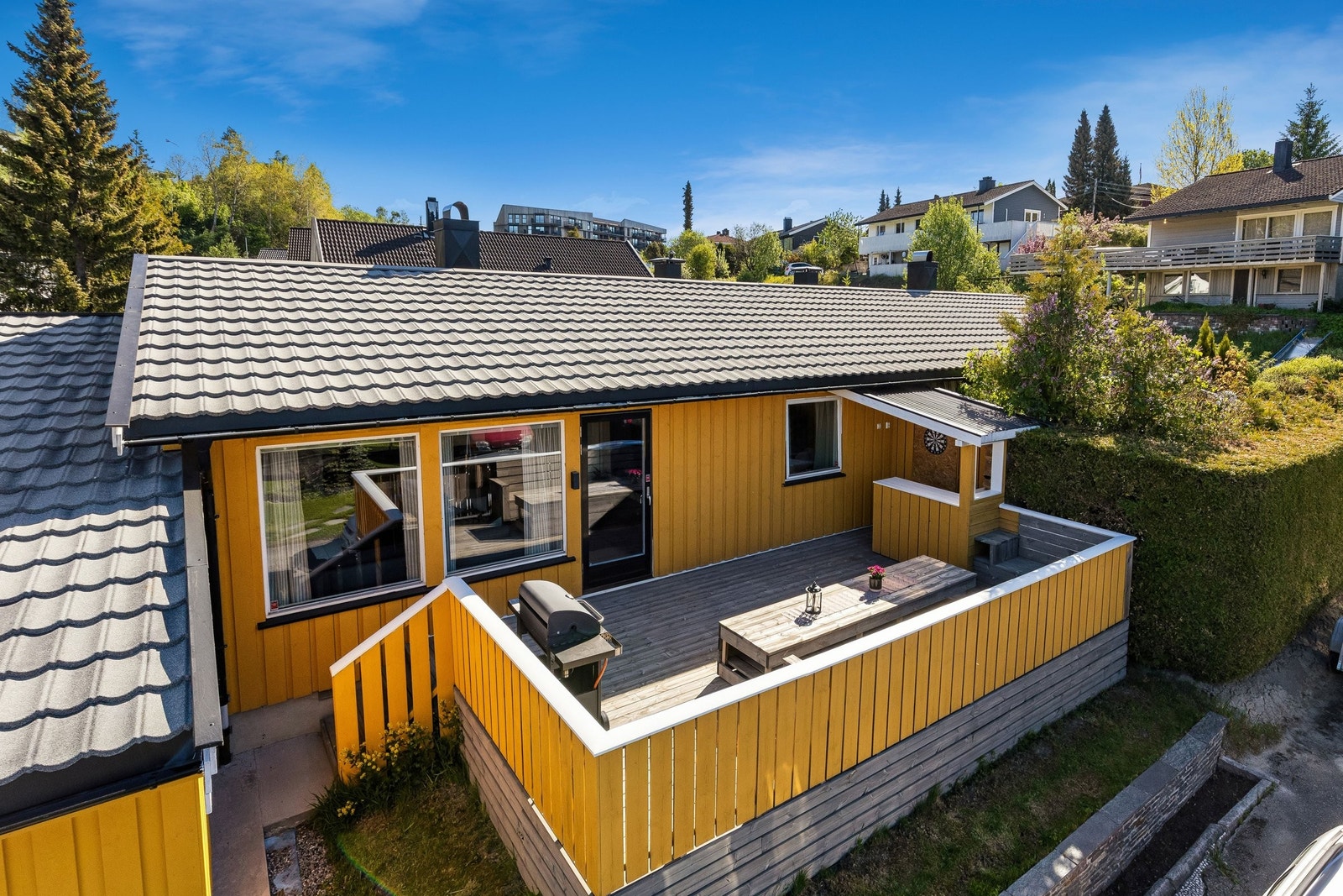 Pent opparbeidet terrasse med gode solforhold og direkte adkomst fra boligen. Terrassen fremstår som en naturlig forlengelse av oppholdsrommet og gir flotte rammer for hyggelige uteplasser med sittegruppe og grill. Galleribilde