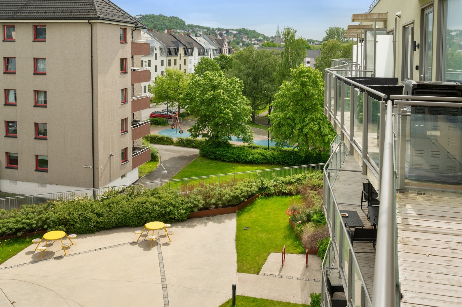 Balkongen måler 8,3 kvm. Her har du plass til sittegruppe og grill. Galleribilde