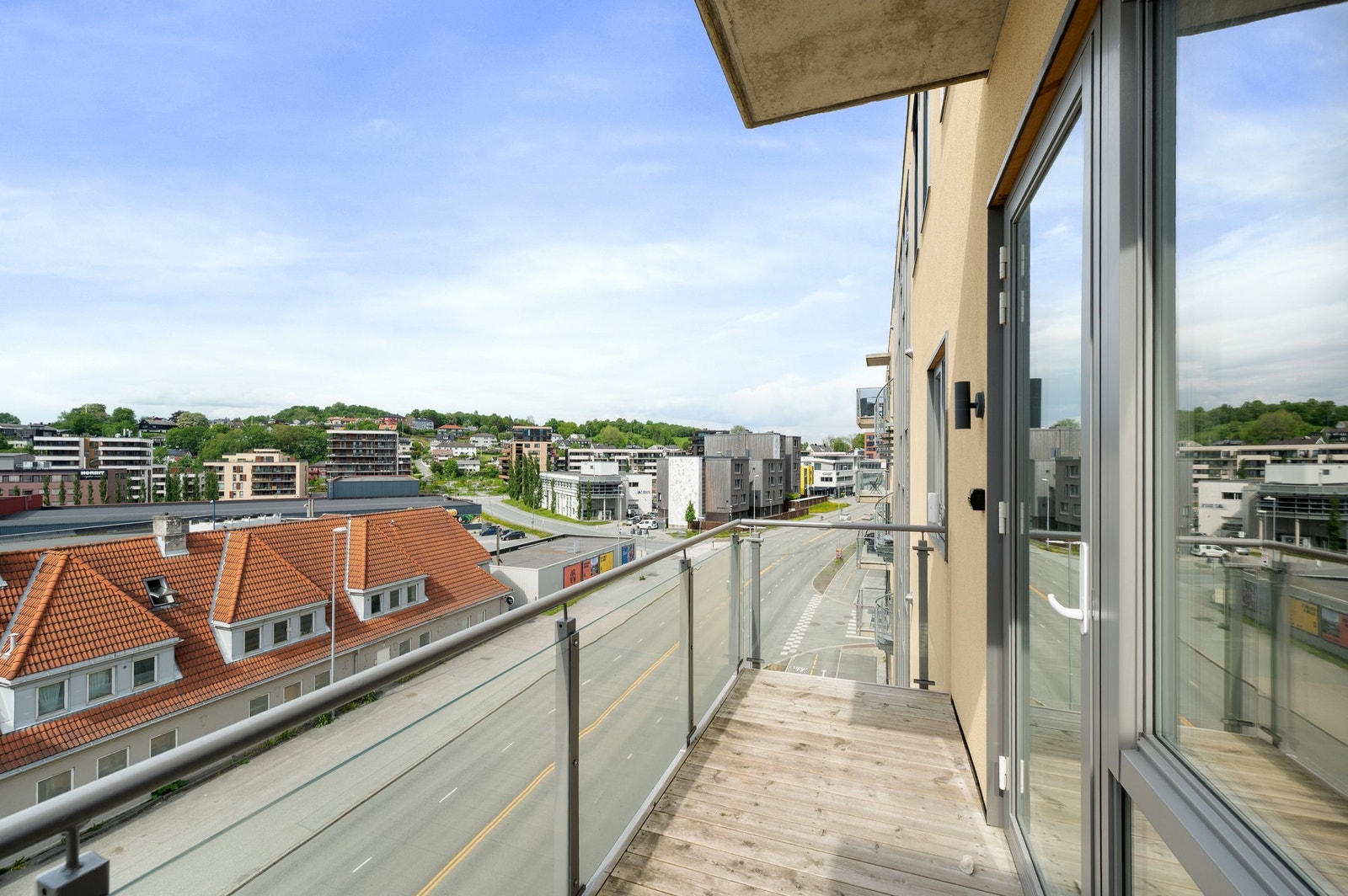 Balkongen ligger vest vendt og her har man ettermiddag og kveldssol. Galleribilde