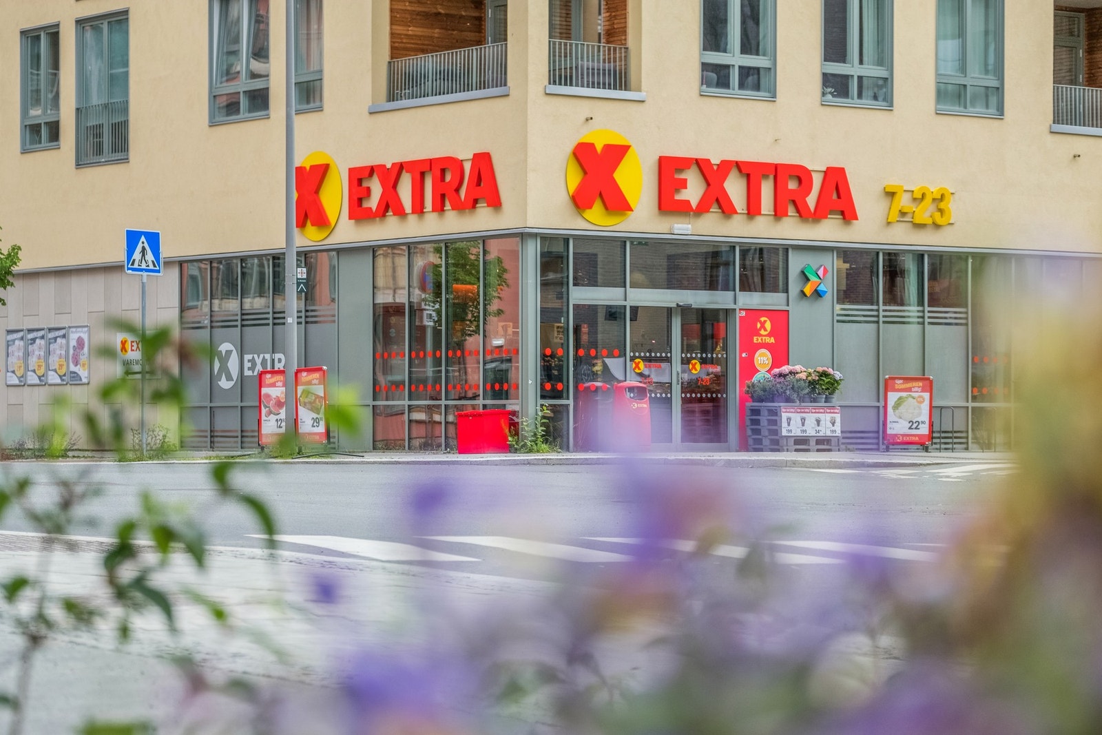 Dagligvarebutikken Coop Extra ligger rett over gaten for leiligheten. I tillegg ligger Kiwi kun få meter nedenfor. Galleribilde