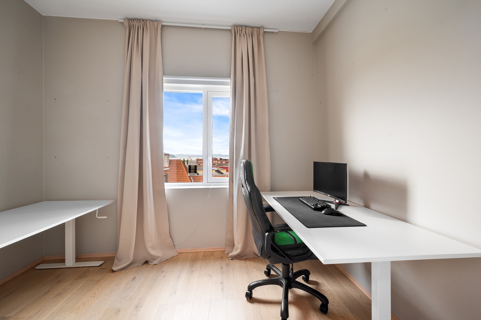 Det andre soverommet måler 7,7 kvm og er i dag innredet som hjemmekontor. Galleribilde