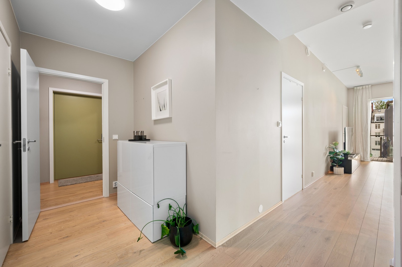 I entreen og gangen har du god plass til oppheng av yttertøy og oppbevaring av sko. Galleribilde