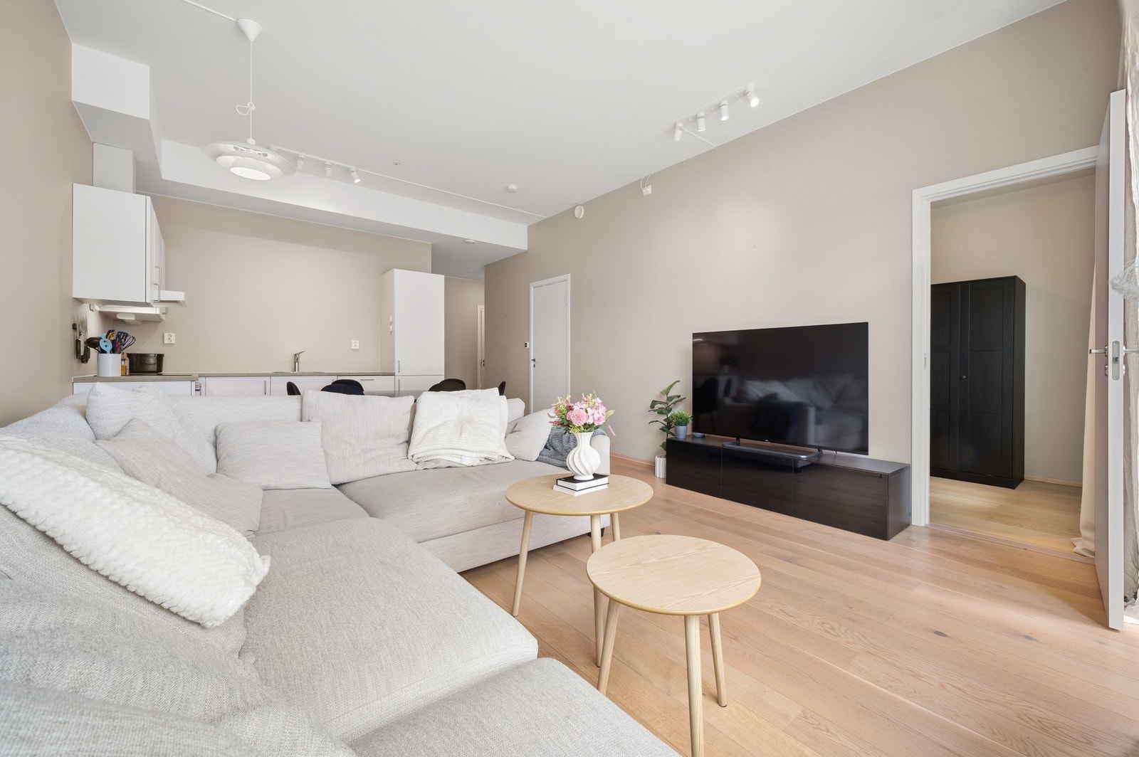 Leiligheten måler 79 kvm (BRA-i) bestående av entré, gang, bad, 3 soverom, stue, kjøkken og bod. Utover dette har du også egen parkeringsplass og bod i kjeller. Galleribilde