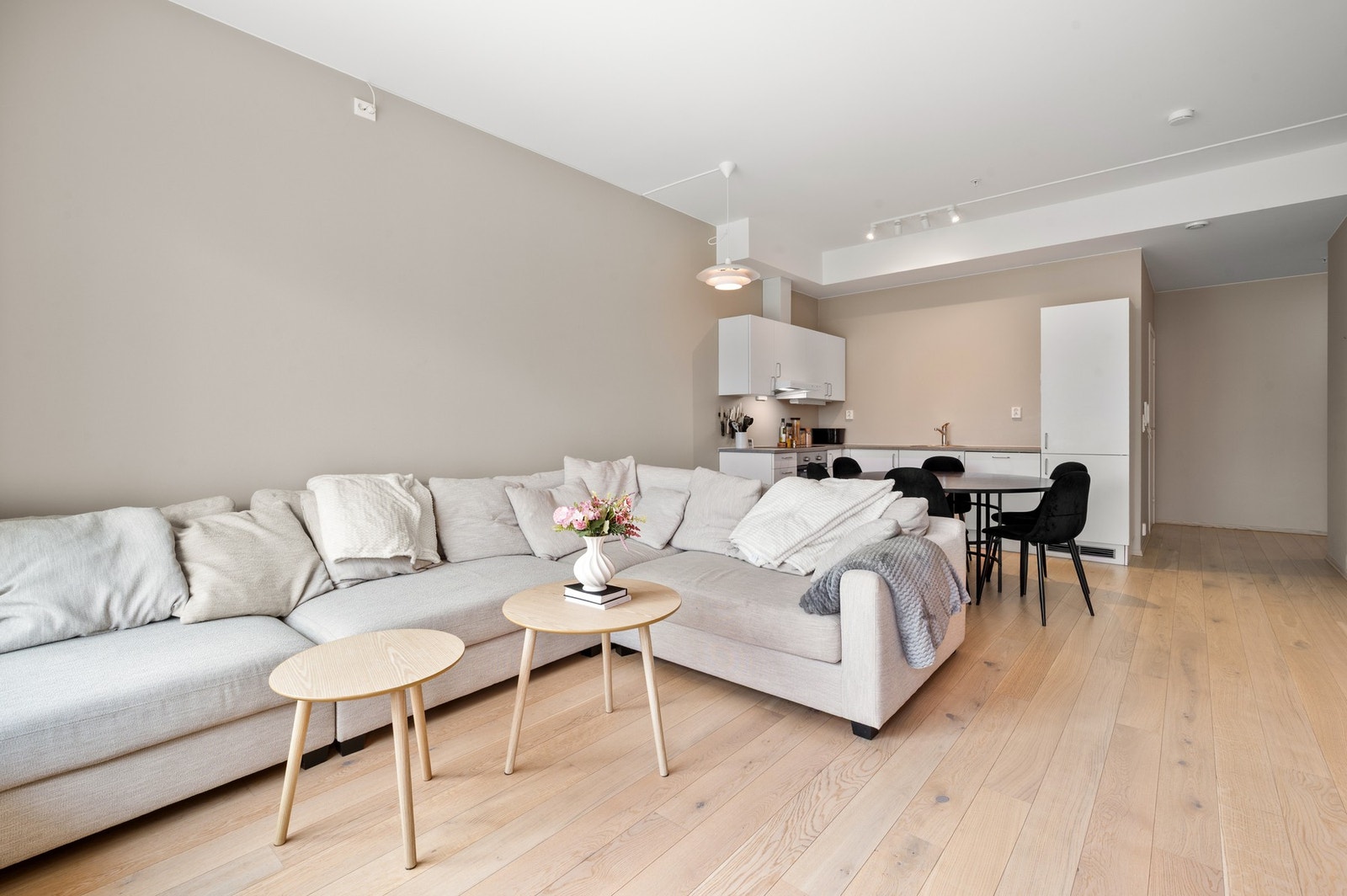 Boligen sto ferdig i 2022 og nyter en moderne standard med fasiliteter som fjernvarme, vannbåren gulvvarme og balansert ventilasjon. Galleribilde