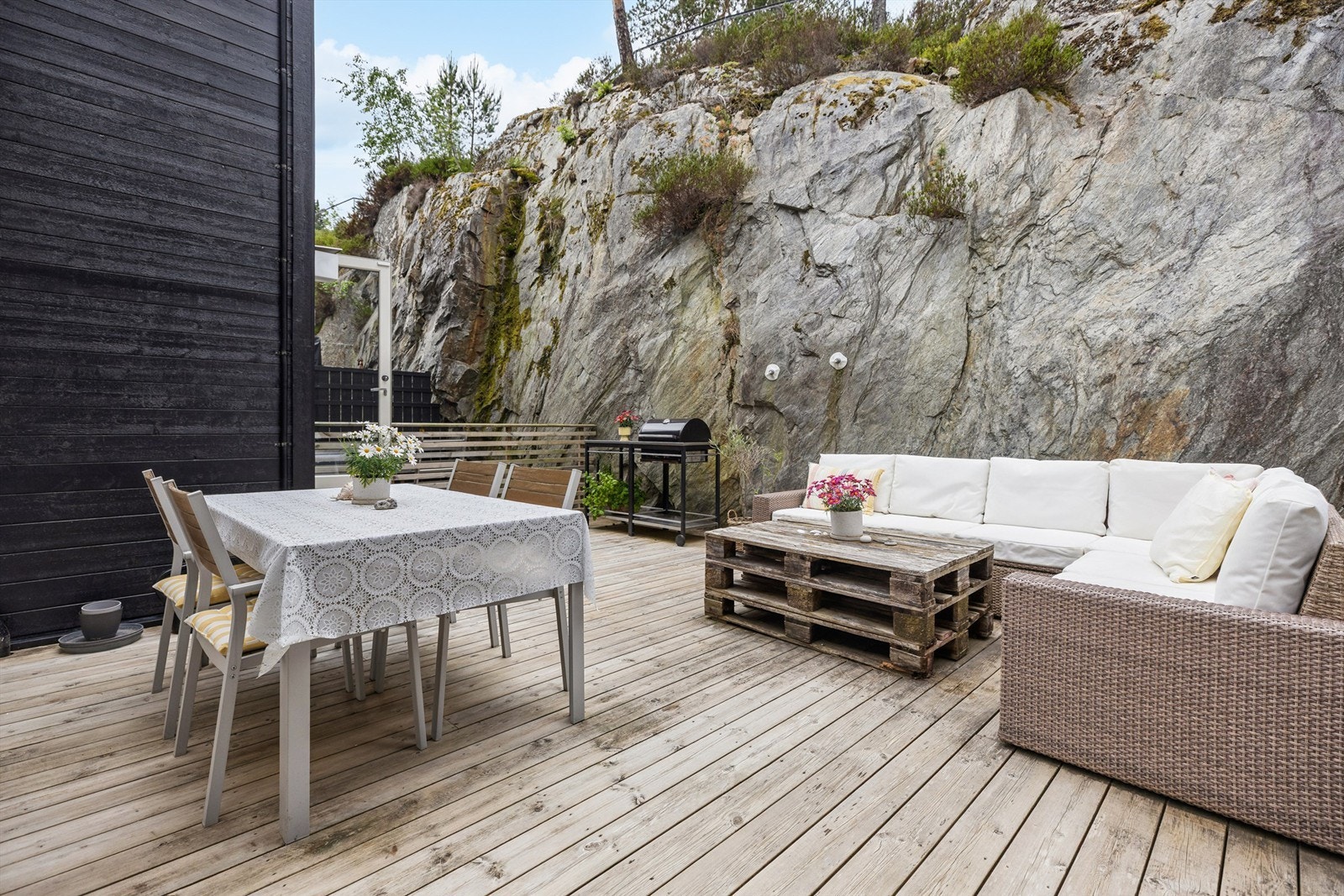 Vestvendt terrasse på 29 kvm, hvor formiddags- og ettermiddagssolen kan nytes i rolige og naturskjønne omgivelser. Galleribilde