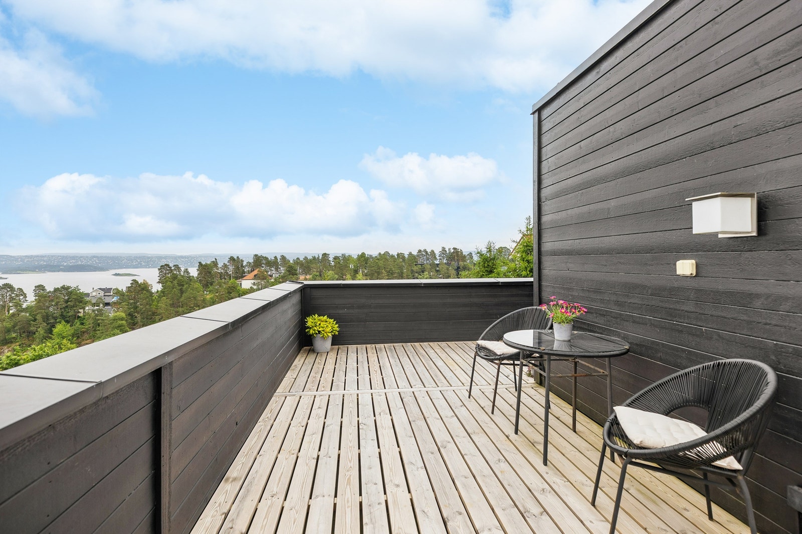 Høytliggende og usjenert bolig - På takterrassen kan du nyte solrike dager og lune kvelder under åpen himmel. Galleribilde