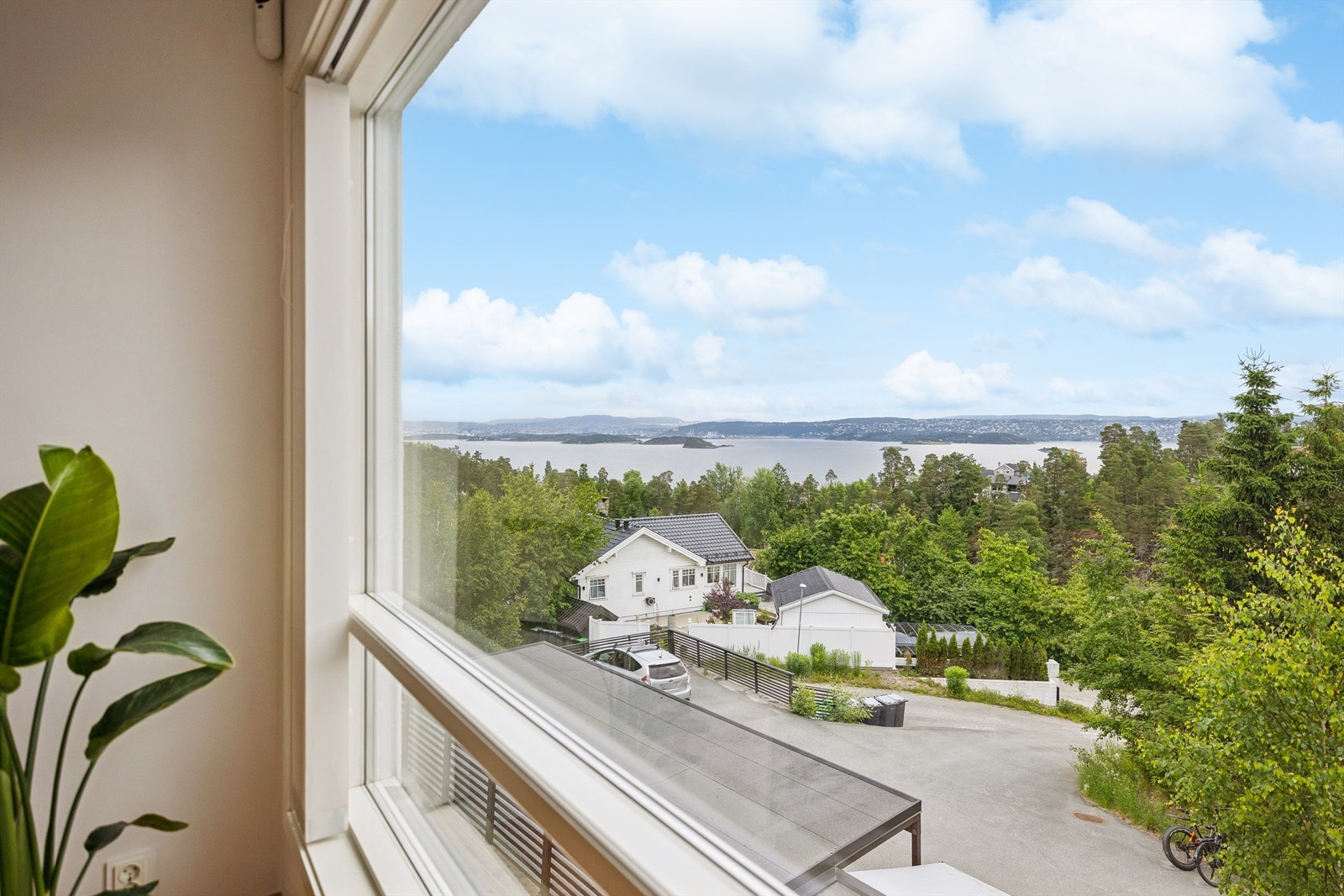 Vakker utsikt mot Oslofjorden, og hele veien inn til Oslo by. Galleribilde