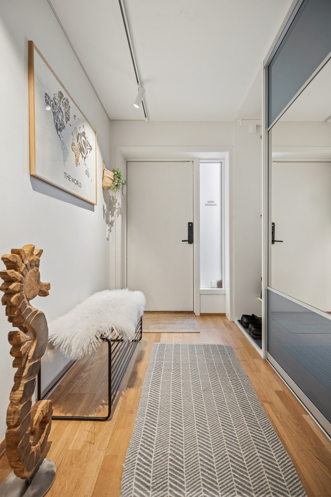 Lys og romslig entré med god plass til oppbevaring av yttertøy og sko. Galleribilde