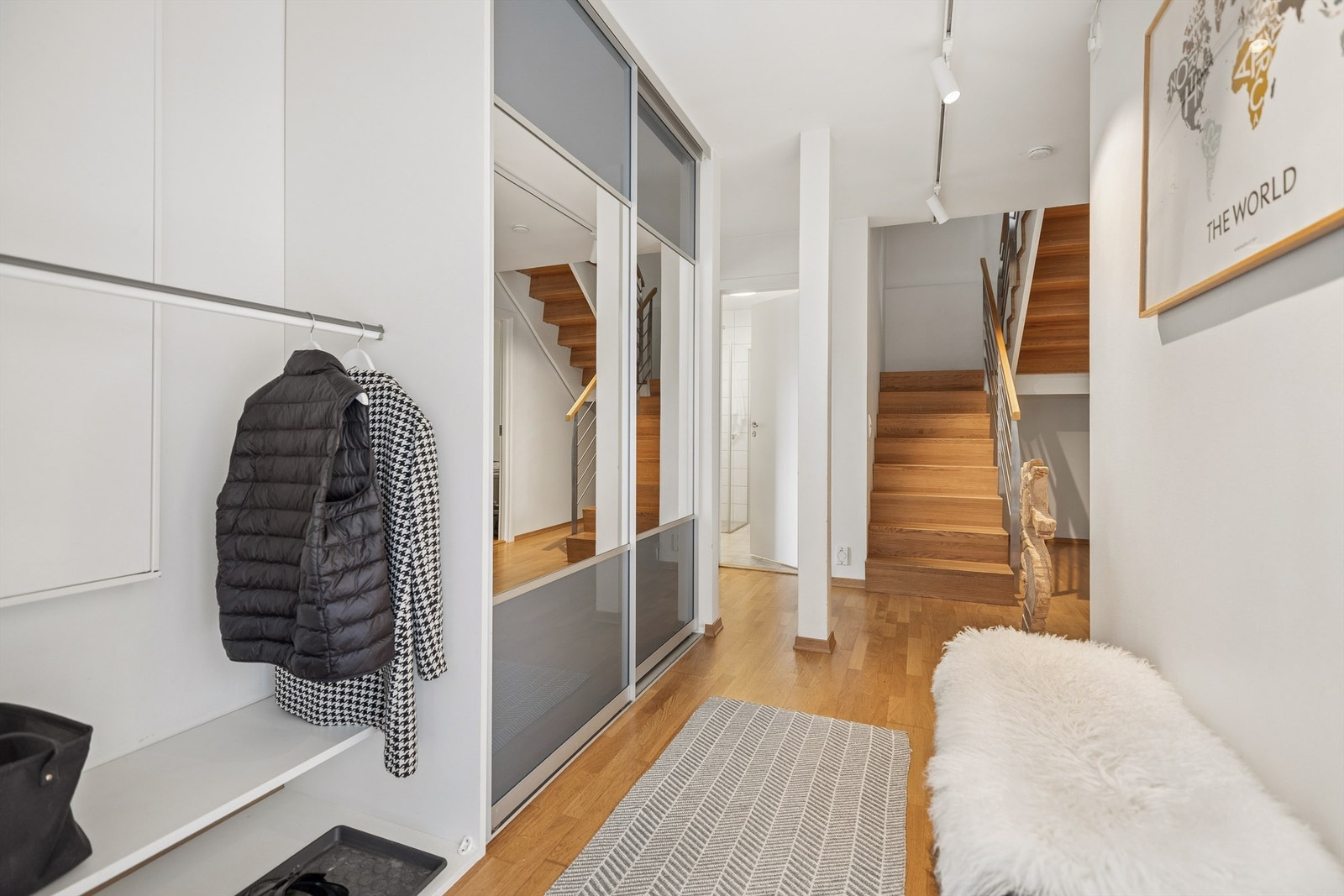 Praktisk skyvedørsgarderobe gir rikelig med oppbevaringsmuligher, og bidrar til et ryddig og hyggelig førsteinntrykk av boligen. Galleribilde