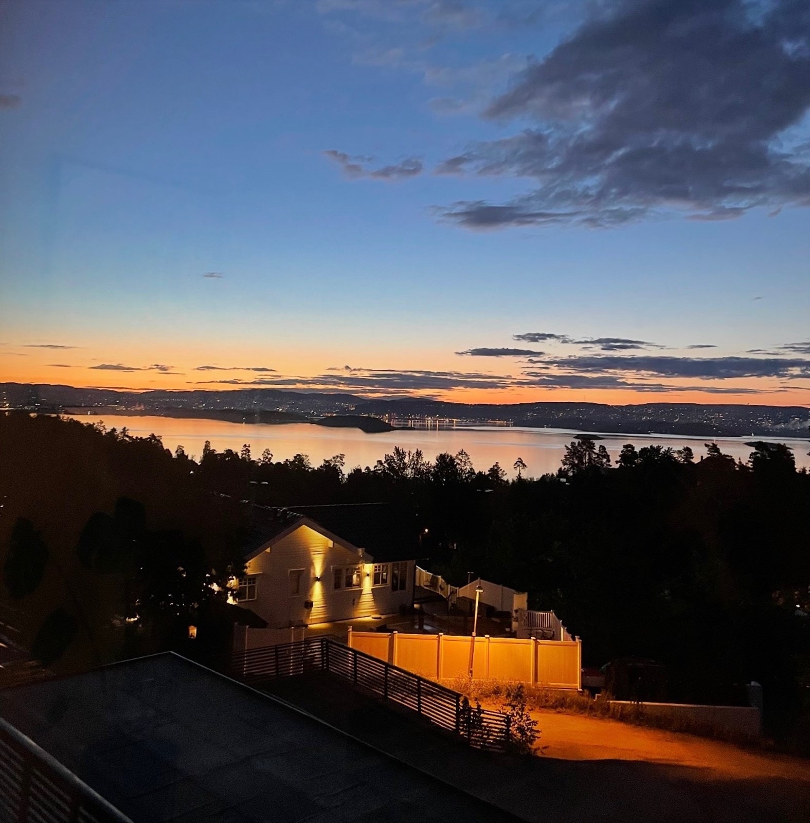 Himmelen fylles av magiske farger som glir over i et hav av bylys fra Oslo, som lyser opp horisonten når kvelden faller på. Galleribilde