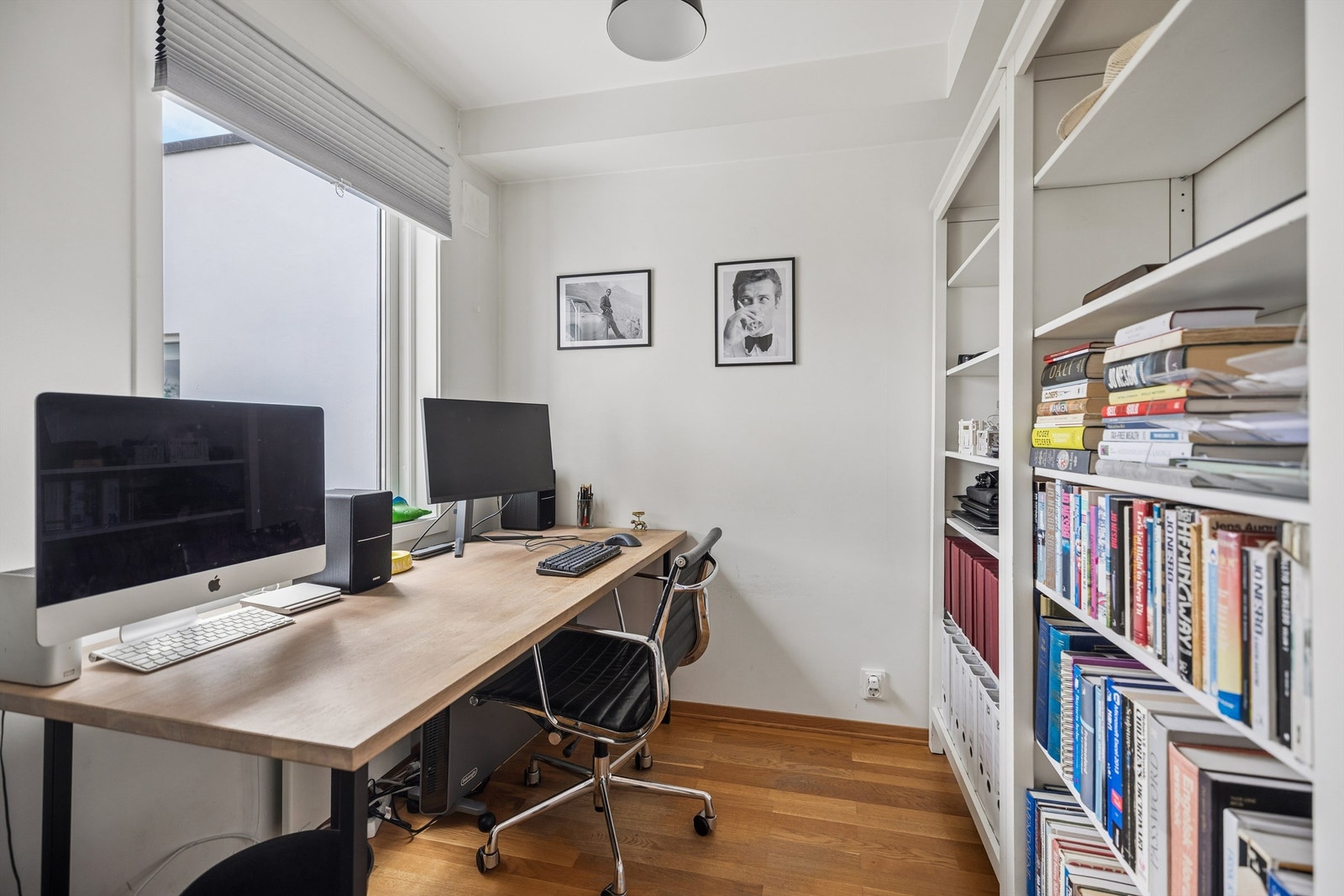 Hyggelig kontorplass tilliggende stuen. Perfekt for hjemmekontor! Galleribilde