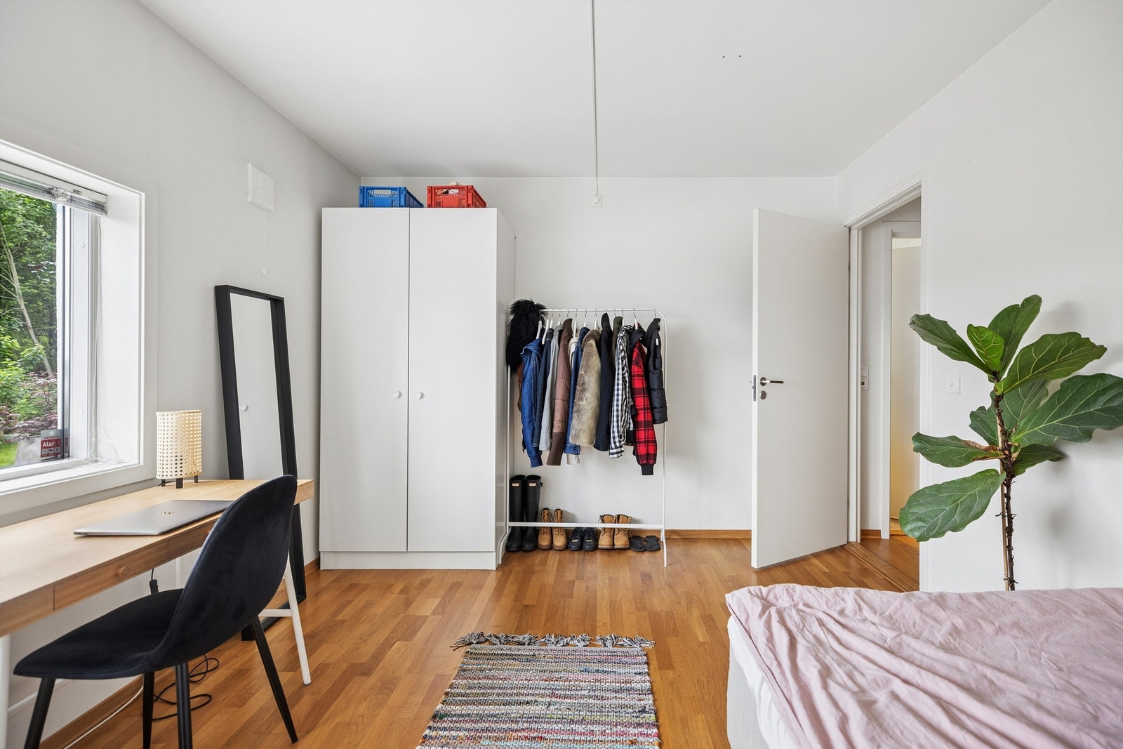 Soverom 1 er romslig og innbydende, med praktisk garderobeskap og god plass til dobbeltseng samt øvrig møblering. Galleribilde