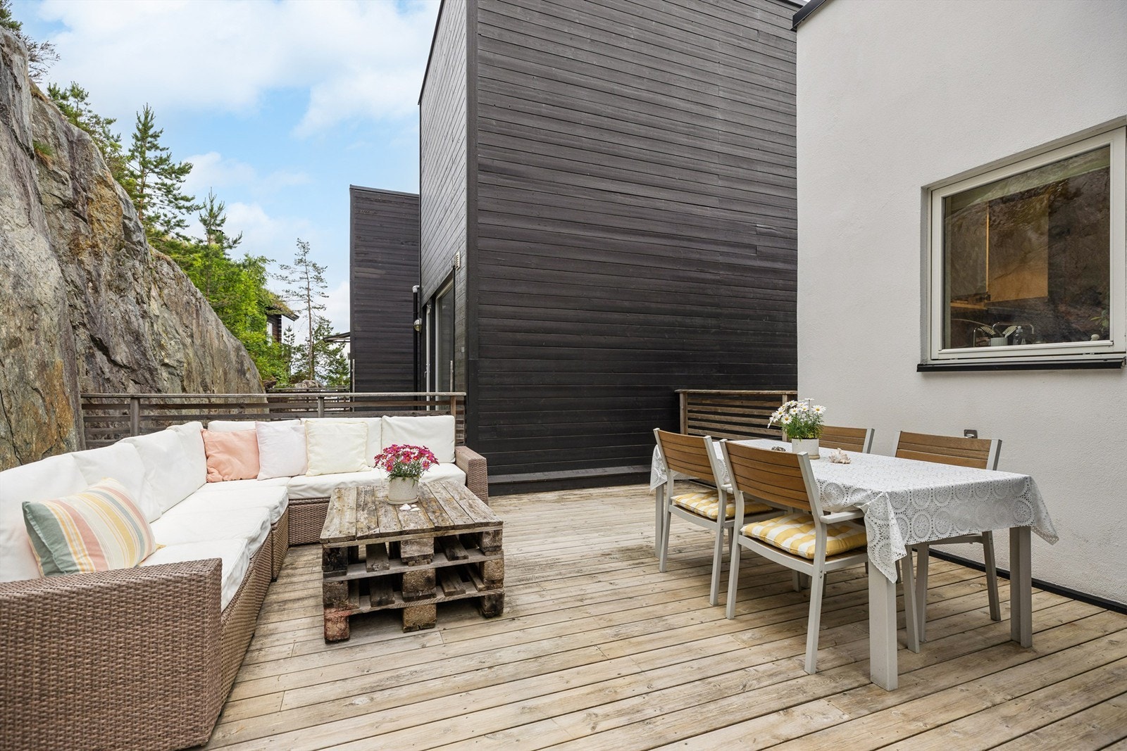 Spiseplassen på terrassen ligger praktisk til rett utenfor kjøkkenet. Her er det også god plass til lek og hyggelige stunder med familie og venner. Galleribilde