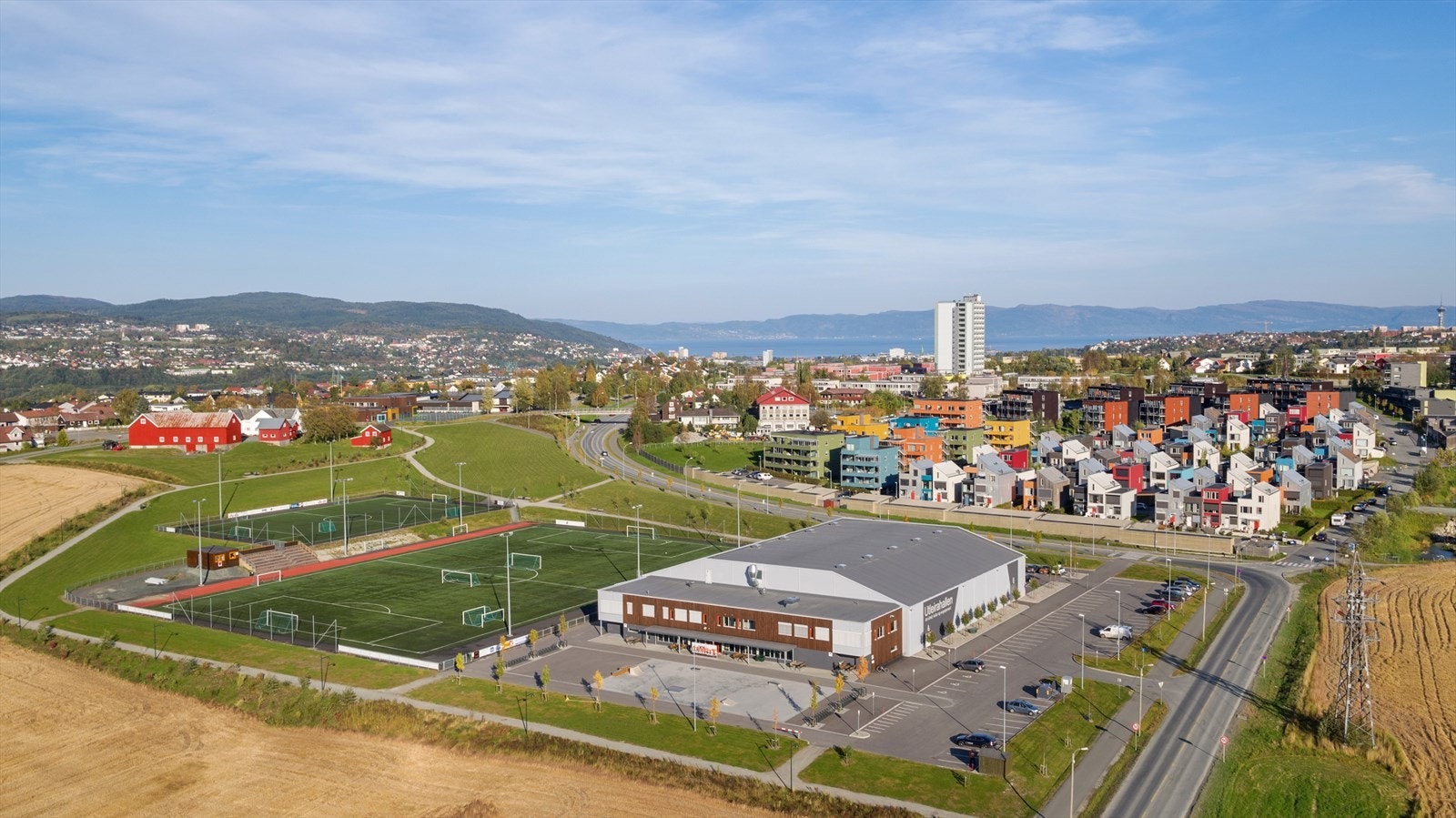 Nærområdet byr på flere grøntområder og idrettsplasser for aktivitet og fritid. Galleribilde
