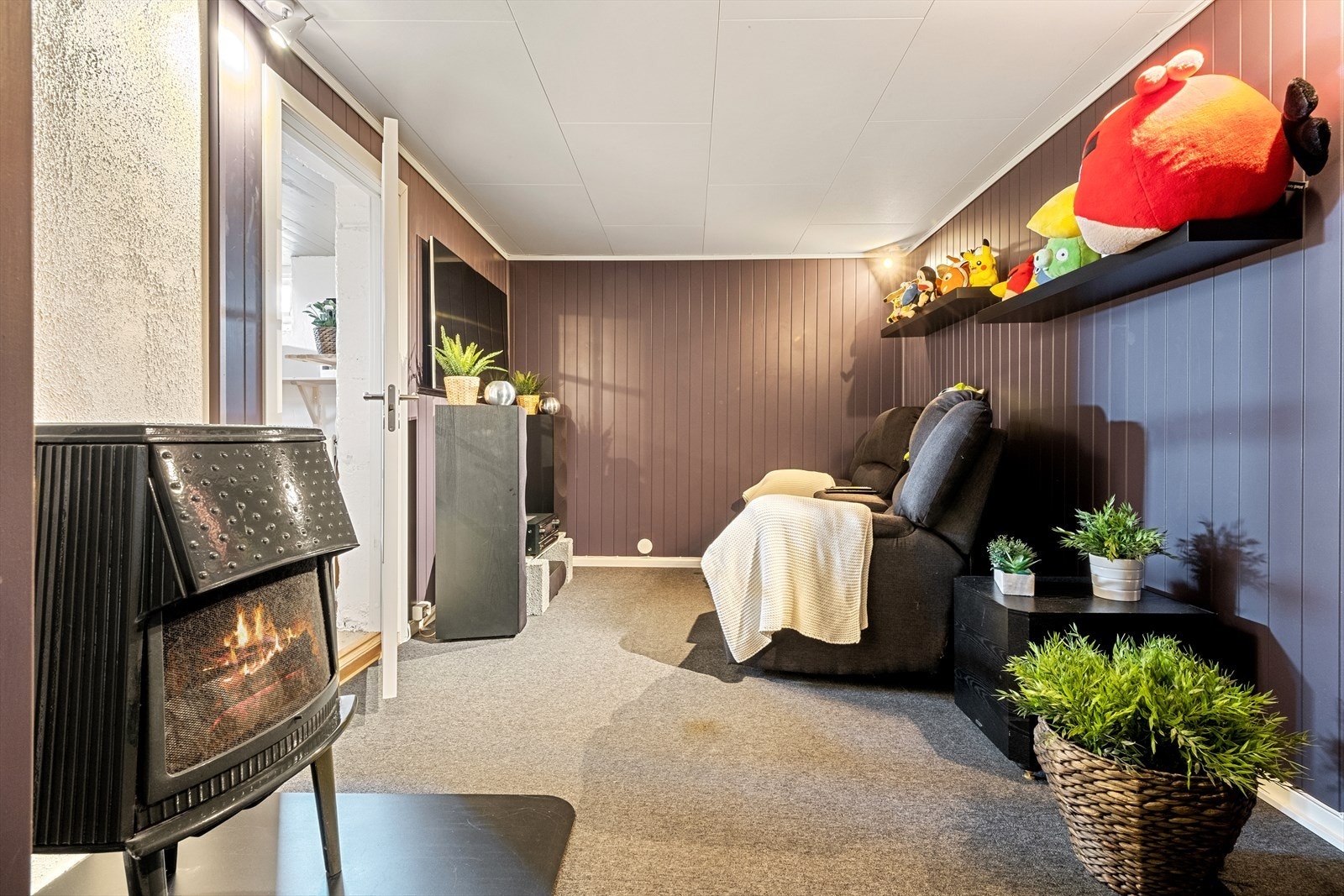Rom i kjelleren som er innredet som til TV/Mediarom. (Ikke bruksendret. Opprinnelig bod). Det er også en bod på 6kvm i tilknytning til trapperommet. Galleribilde