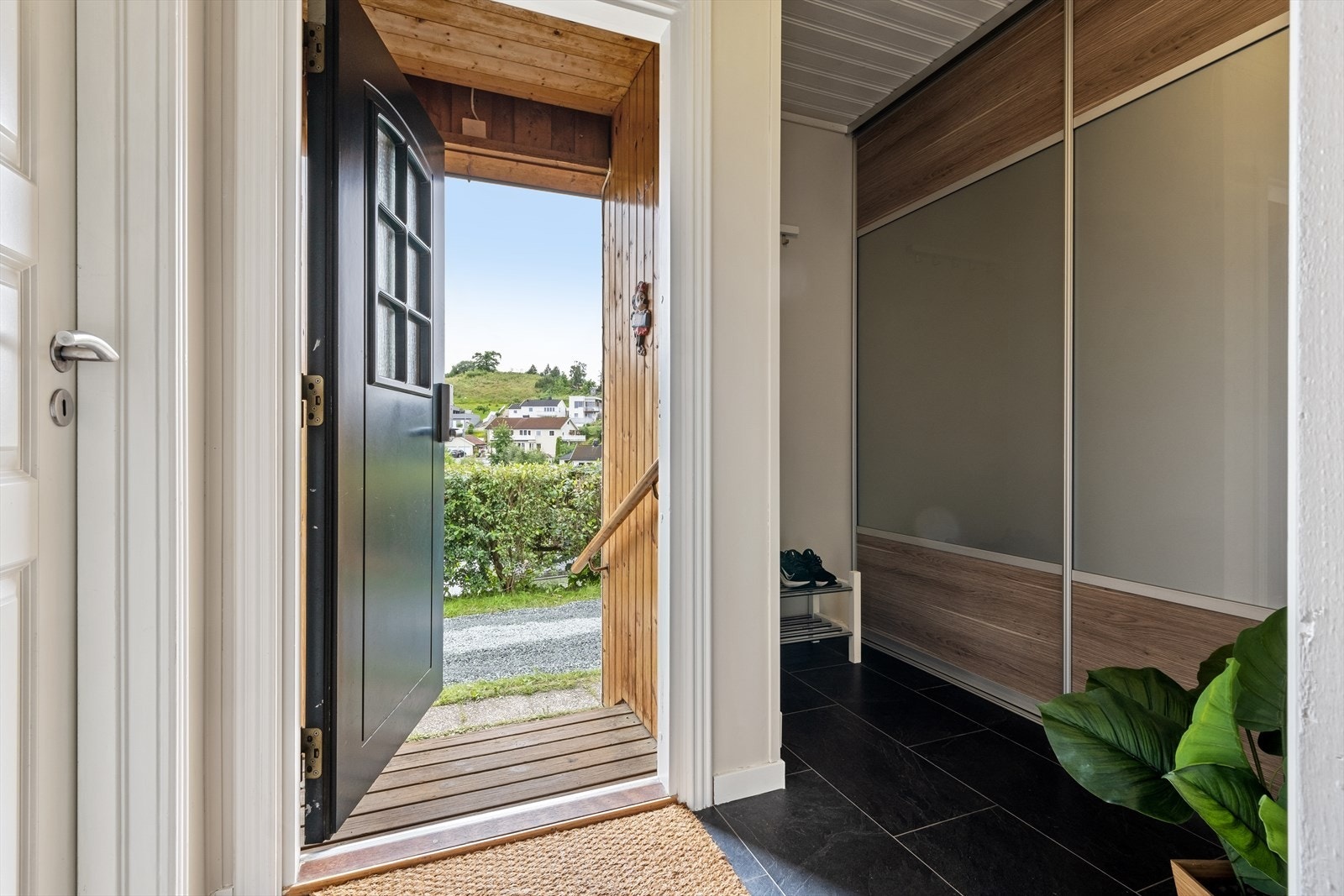 Velkommen inn - Entré med praktisk skyvedørsgarderobe. God plass til sko og klesavheng. Galleribilde