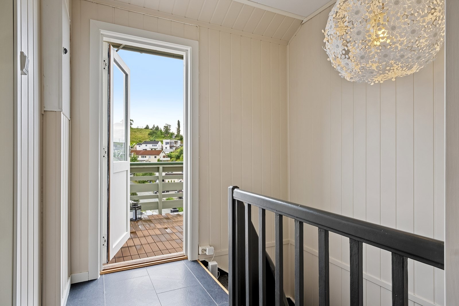 2. etasje inneholder et stort soverom, toalett, Bad/vaskerom, toalettrom og balkong. Galleribilde