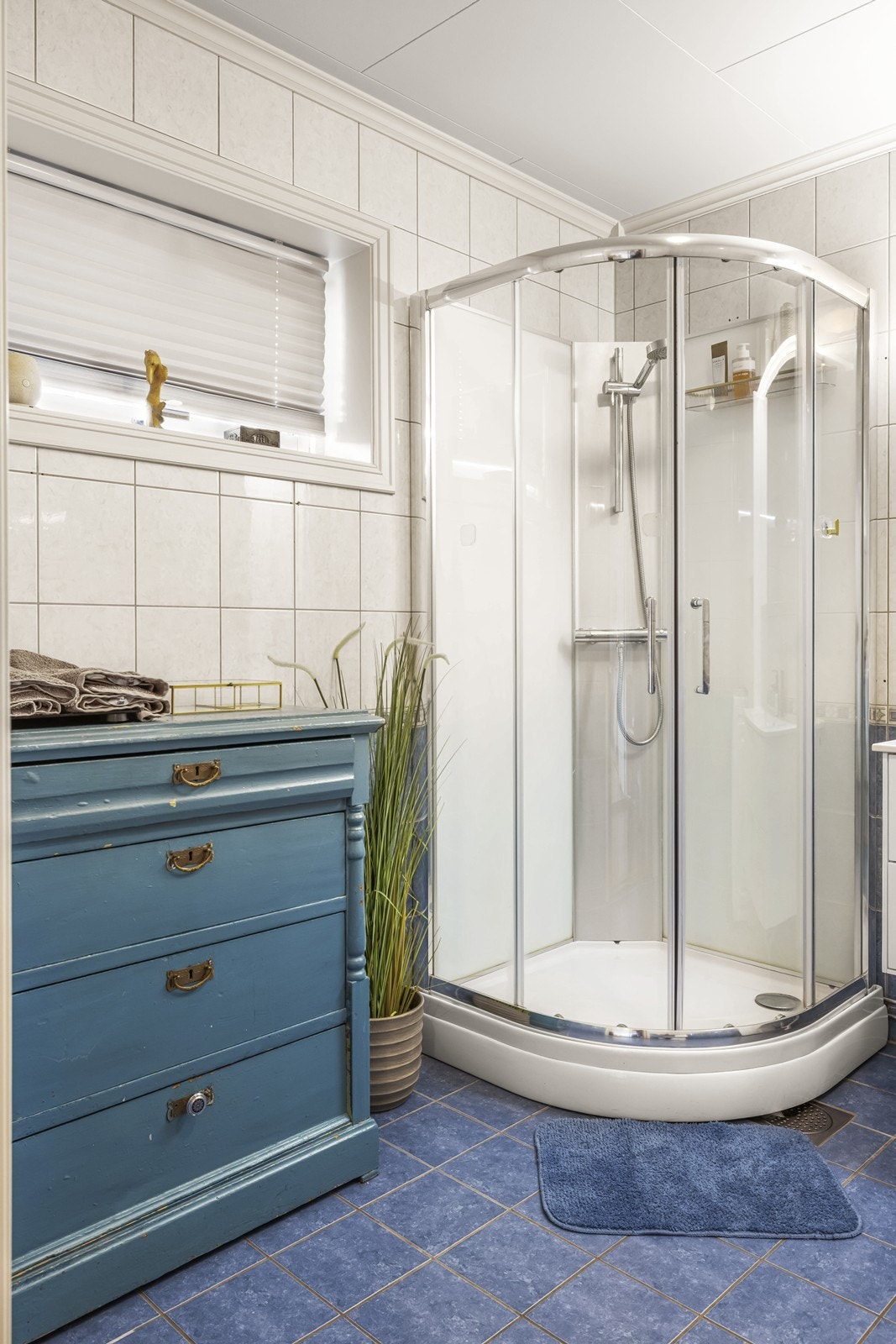 Det er satt inn dusjkabinett, servant på skap og wc samt opplegg for vaskemaskin. Galleribilde