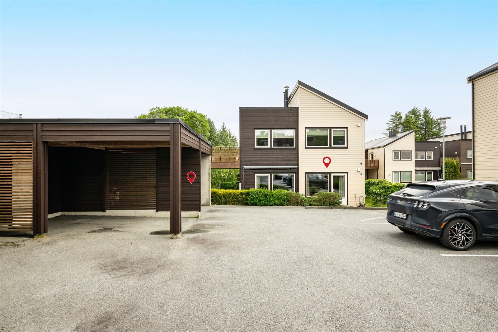 Eiendommen har parkering i carport, tilhørende utvendig bod og gode oppbevaringsmuligheter. Galleribilde