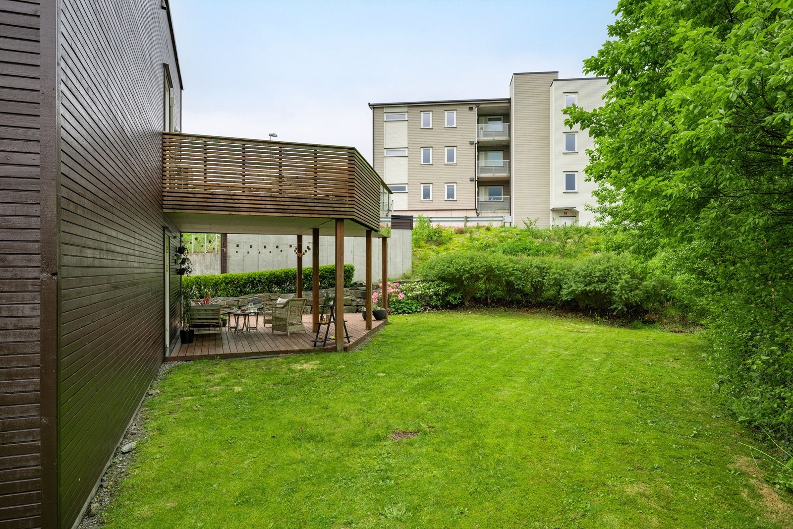 Stor felles plen med rikelig plass til lek og aktivitet. Galleribilde