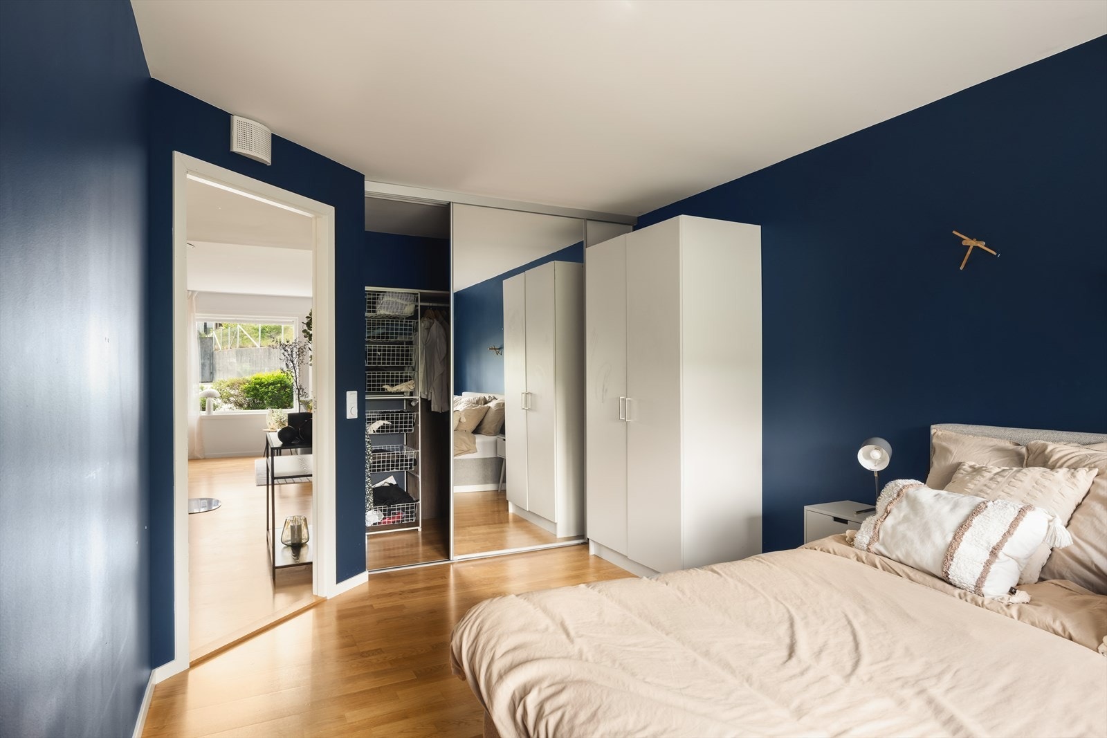 Rommet er også innredet med skyvedørsgarderobe med speildører og god plass til oversiktlig oppbevaring. Galleribilde