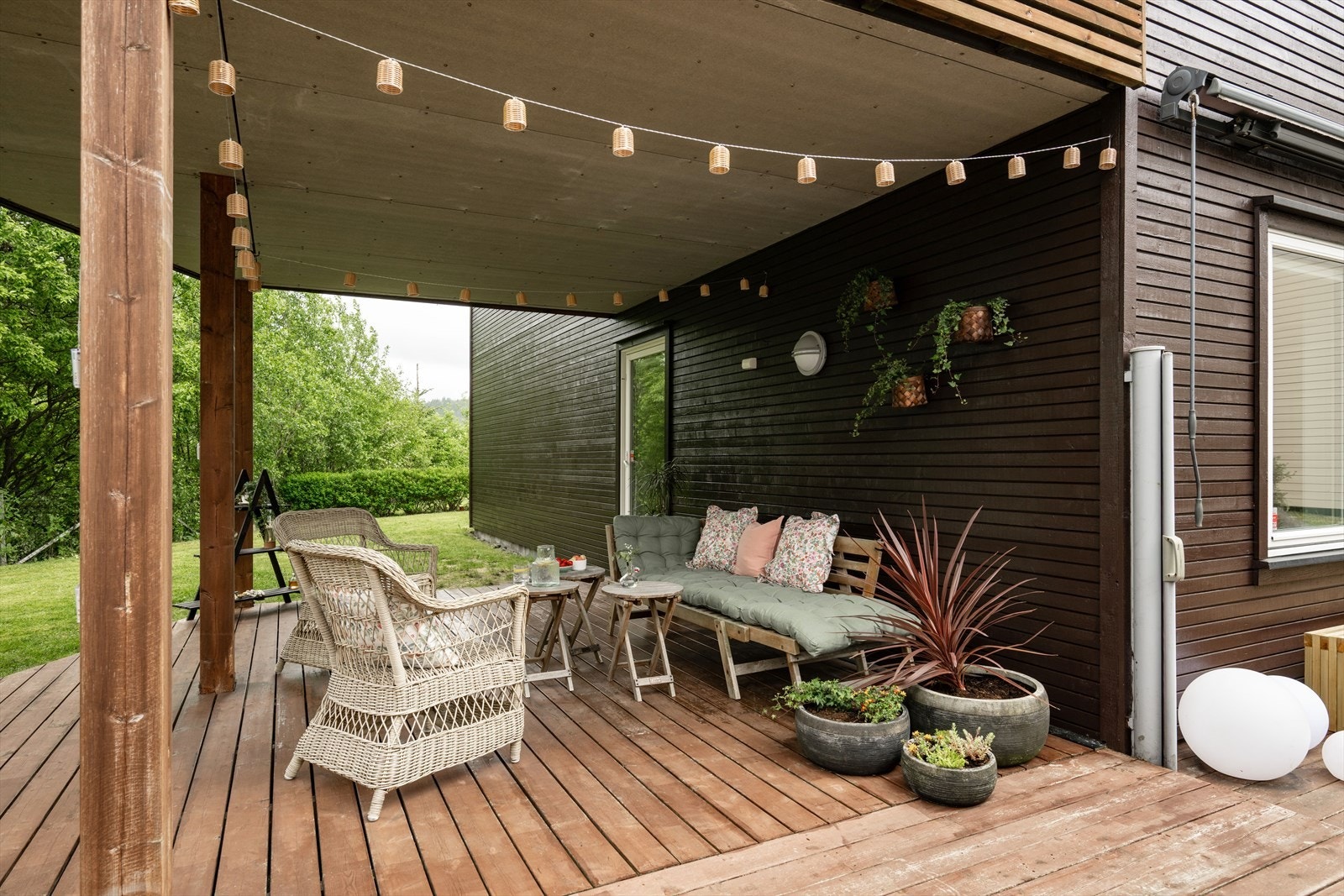 Innbydende terrasse med overbygg og god plass til sittegruppe og øvrig utemøblement. Galleribilde