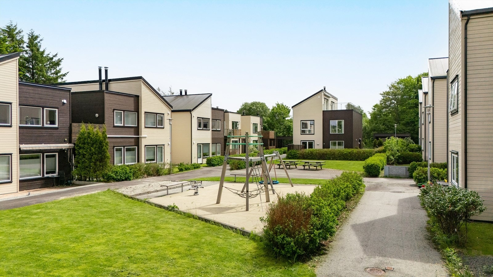 Velholdt fellesområde - et trivelig samlingssted med lekeplass og benker, hvor naboer kan møtes og barna kan leke trygt. Galleribilde