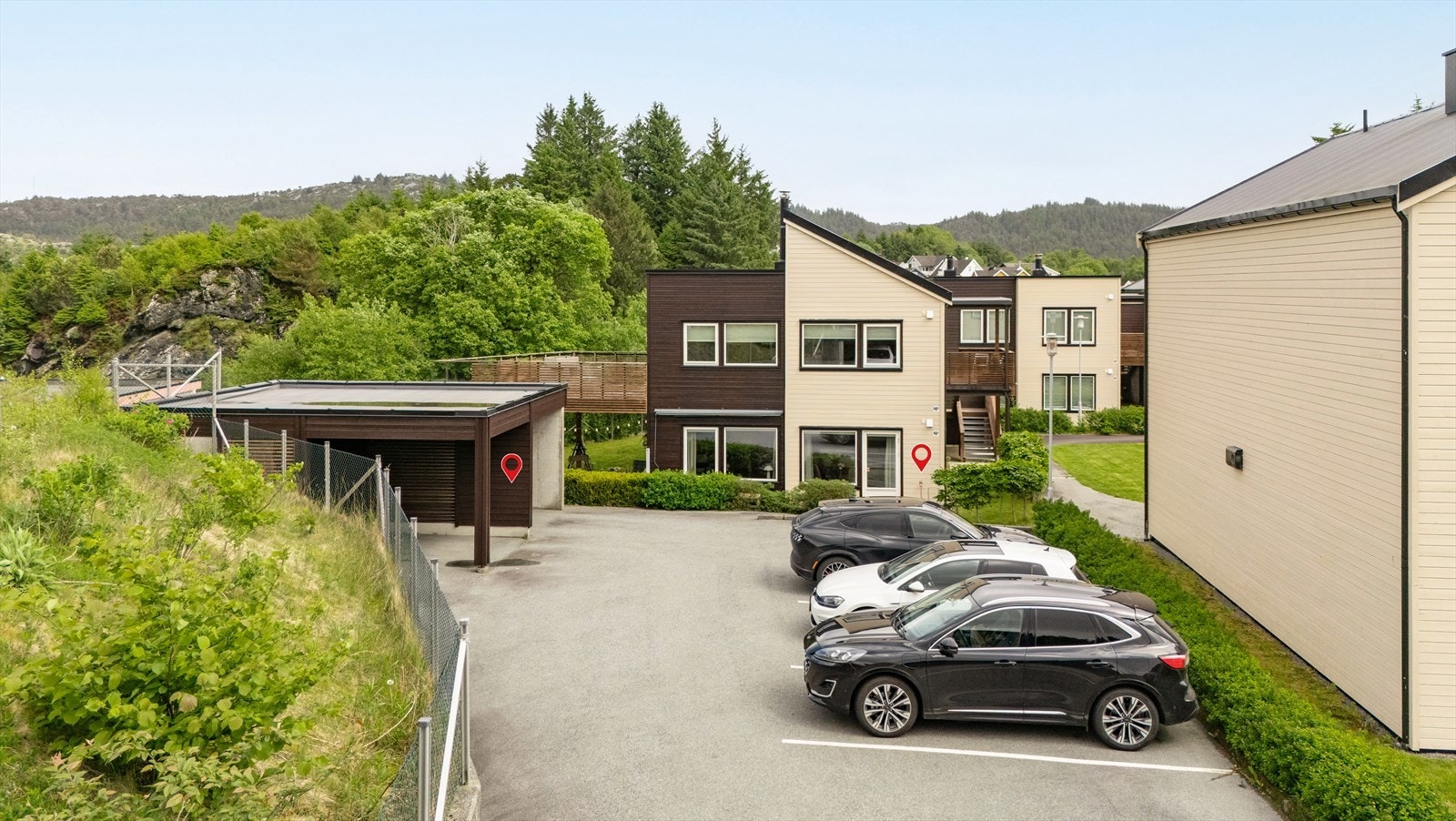 Parkering i carport og tilgjengelig gjesteparkering med kort gangavstand til inngangspartiet. Galleribilde