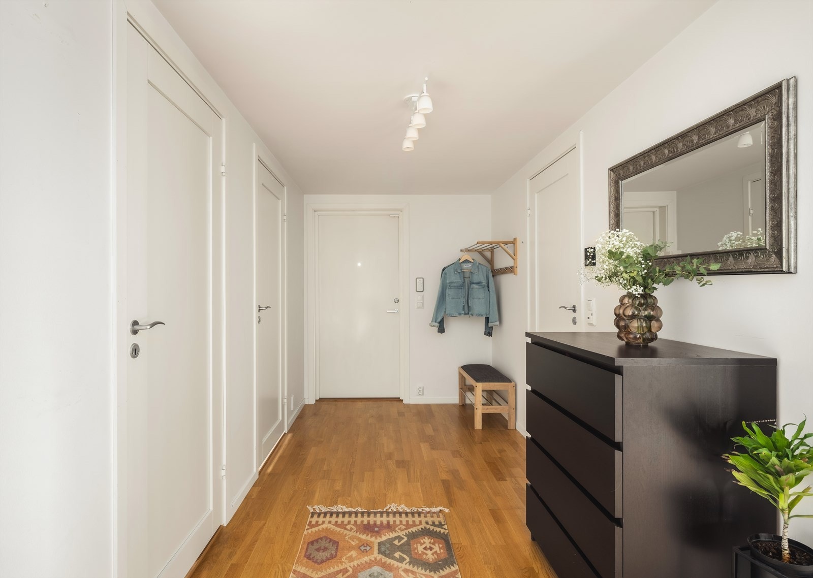 Entréen er innbydende og gir et godt førsteinntrykk av boligen. Galleribilde