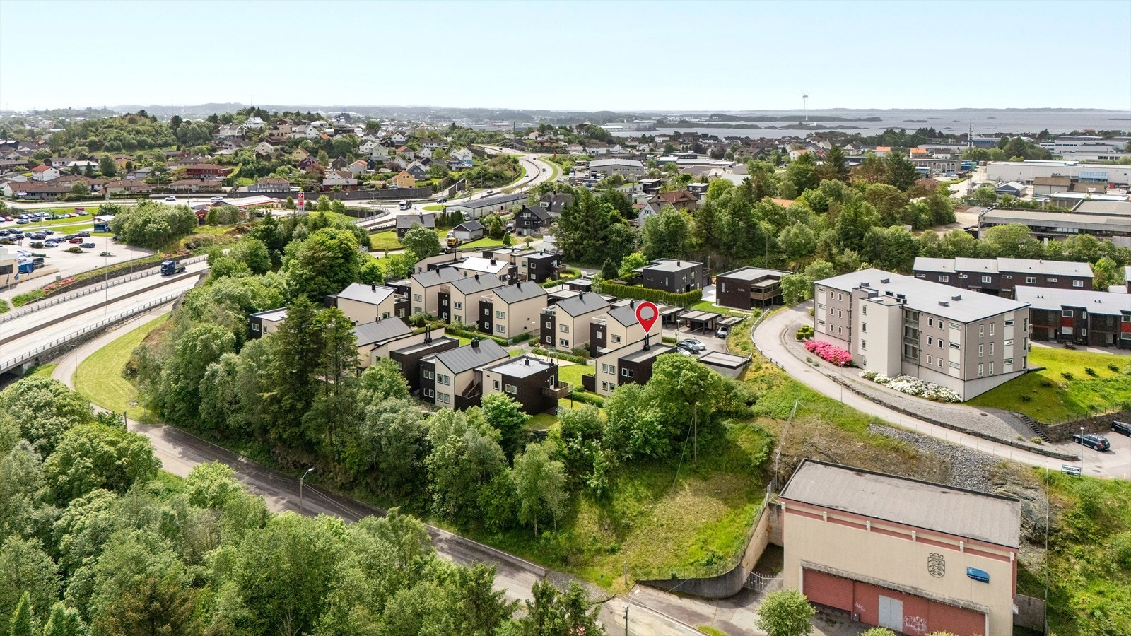 Beliggenheten er familievennlig og praktisk, med kort vei til daglige servicetilbud, skoler, barnehager, turmuligheter og Haugesund sentrum. Galleribilde