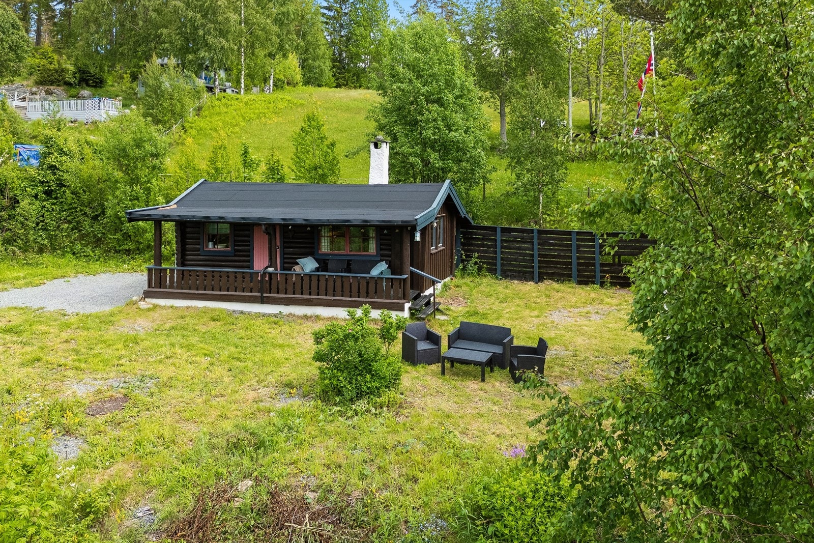Enkel, laftet fritidsbolig fra 1964 på en lett skrående tomt med hage og utsikt. Enkel adkomst både i retning Oslo og Hamar. Galleribilde
