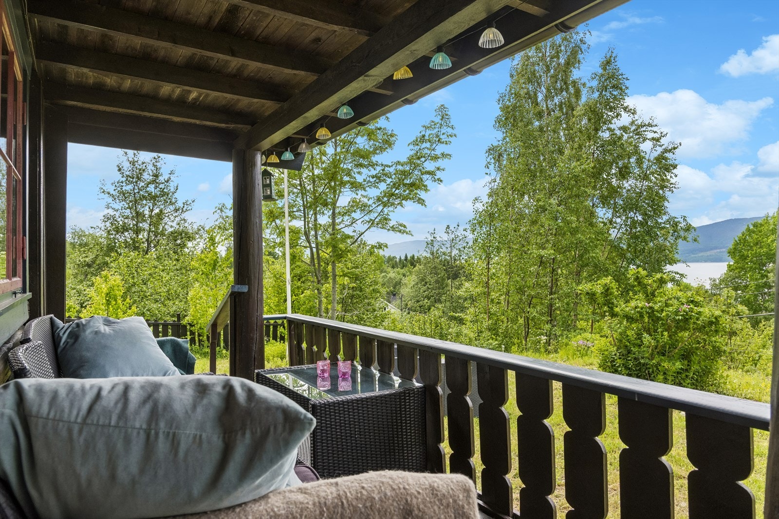 Overbygget, vestvendt terrasse med plass til sittegruppe. Galleribilde