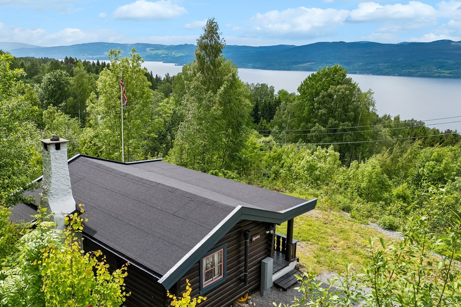 Eiendommen ligger i et område med nærhet til turstier og utsikt mot Mjøsa. Galleribilde