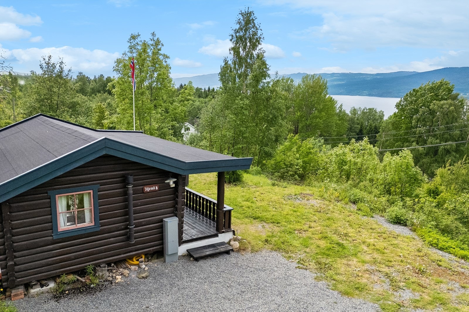Det er både borrevann med pumpe og nedgravd tank på tomta, men dette er pr nå ikke tilkoblet og søkt godkjent. Galleribilde
