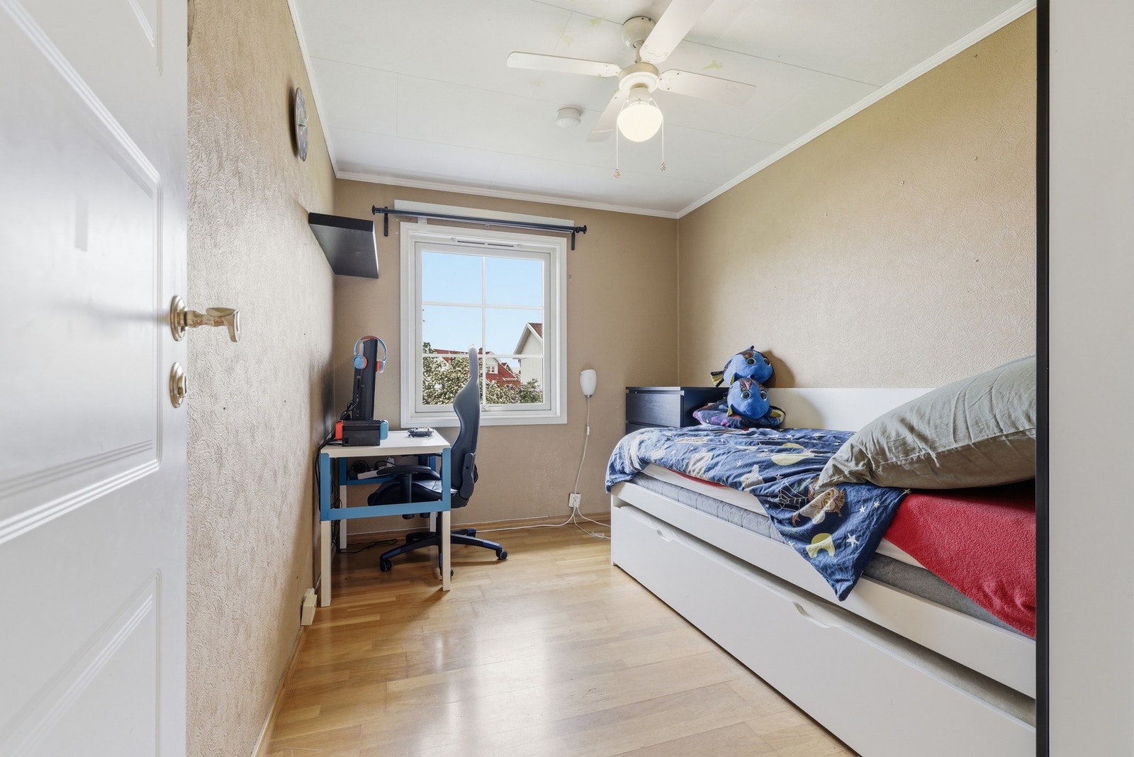 Soverom med plass til seng og Galleribilde