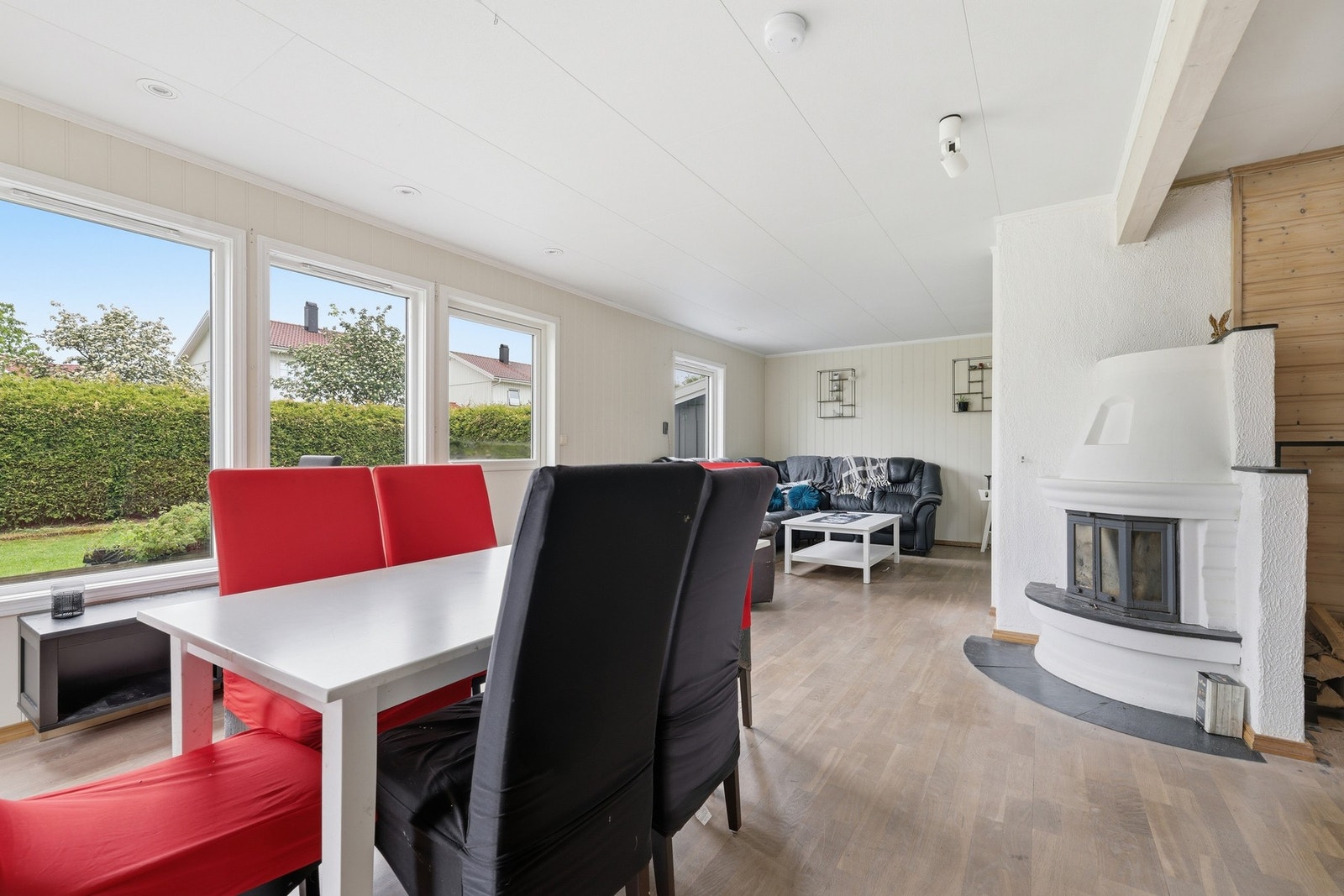 Stue med store vindusflater som slipper inn rikelig med naturlig lys Galleribilde