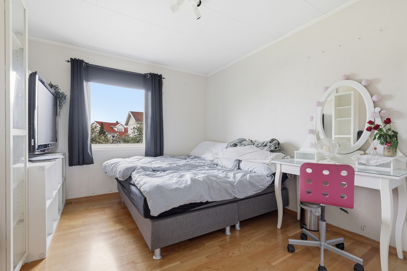 Soverom med god plass til seng, skap og nattbord Galleribilde