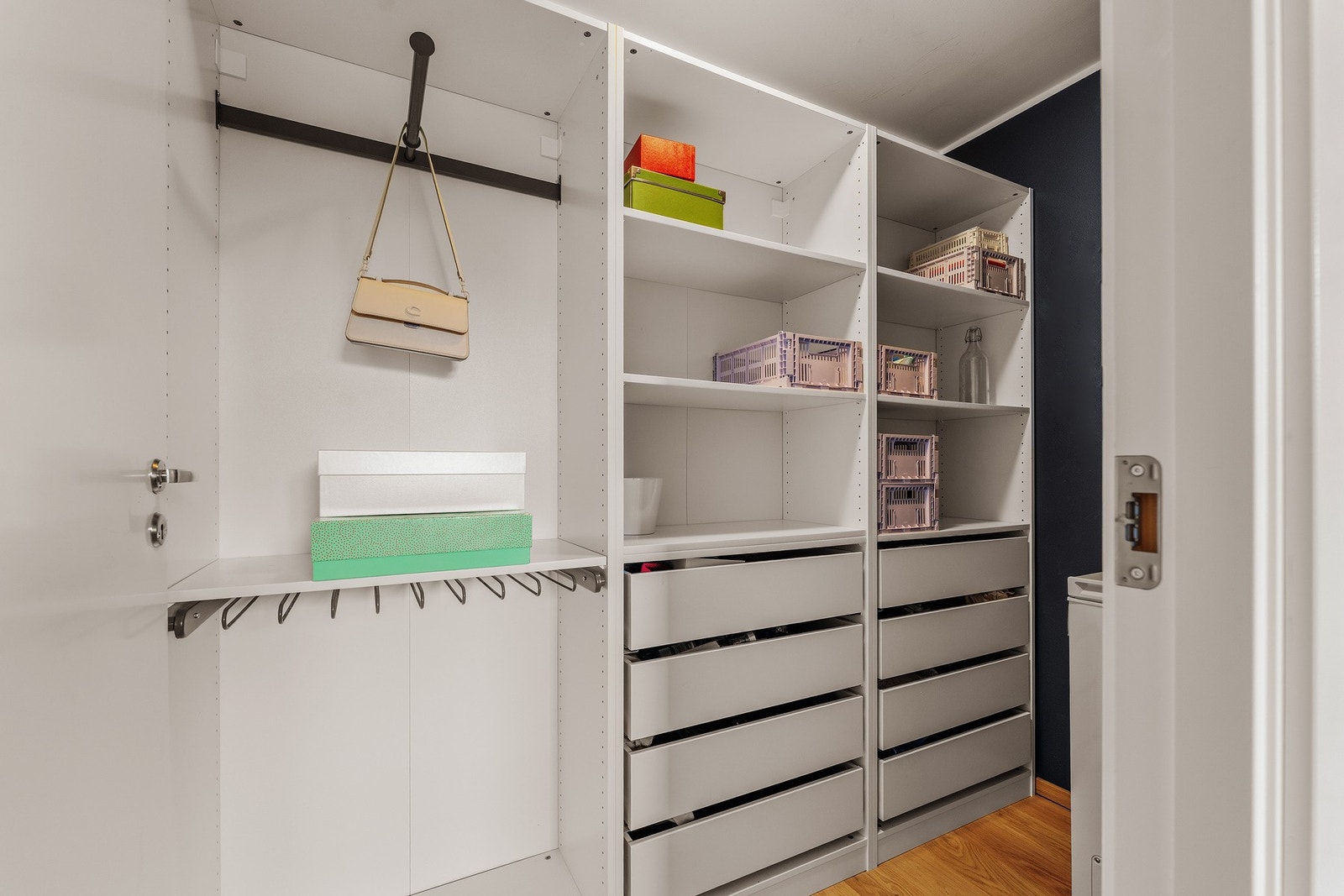 Fra soverom nr. 2 har man direkte tilgang til innvendig bod som også kan fungere som walk- in garderobe. Galleribilde