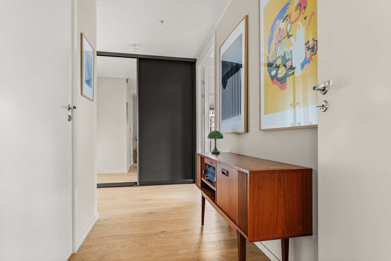 I entré har man god plass til å henge fra seg yttertøyet i skyvedørsgarderobe. Galleribilde