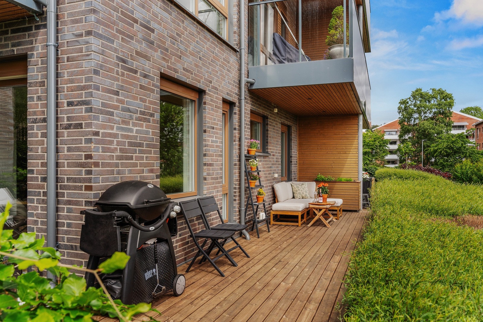 Det er lagt dekke av terrassebord, og utestikk er montert. Galleribilde