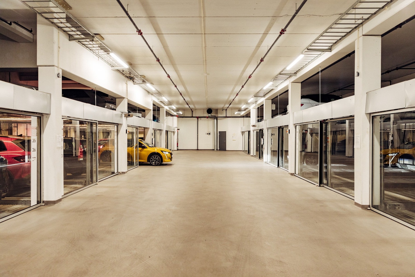 Sameiet har underjordisk garasjeanlegg der selger i dag leier garasjeplass for kr 1500,- pr. mnd. Nåværende eier av garasjeplassen har gitt beskjed om at ny eier kan tegne ny leieavtale om ønskelig. Galleribilde